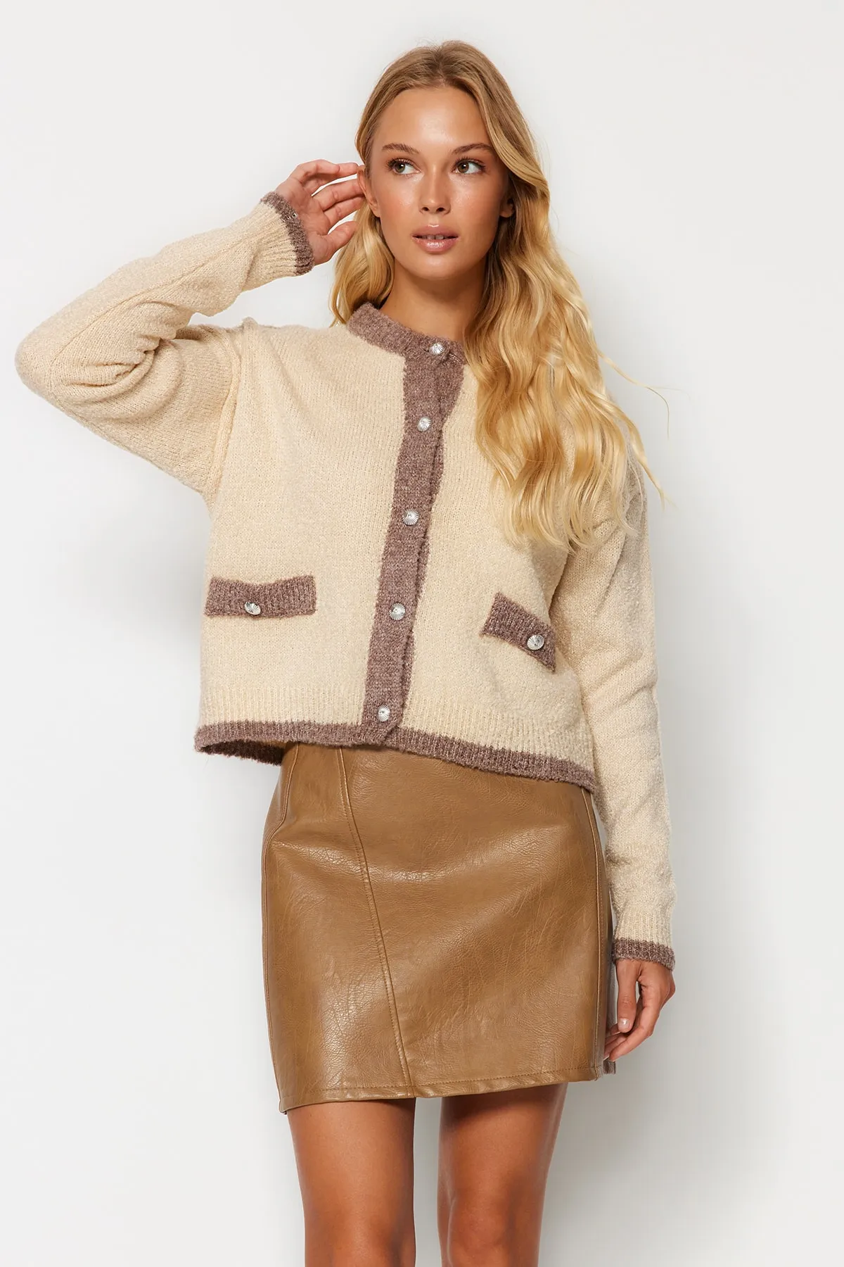 Trendyol Collection  Strickjacke aus Bouclégarn in Stein TWOAW24HI00317