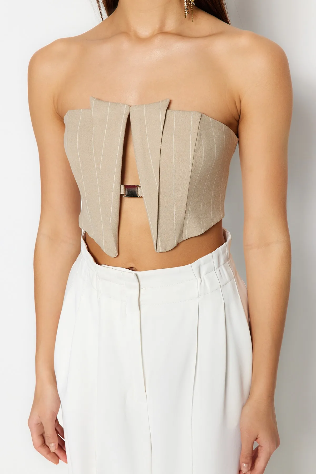 Trendyol Collection  Beigefarbenes Bustier mit kurzem Futter und gewebten Accessoires TPRSS23BS00049