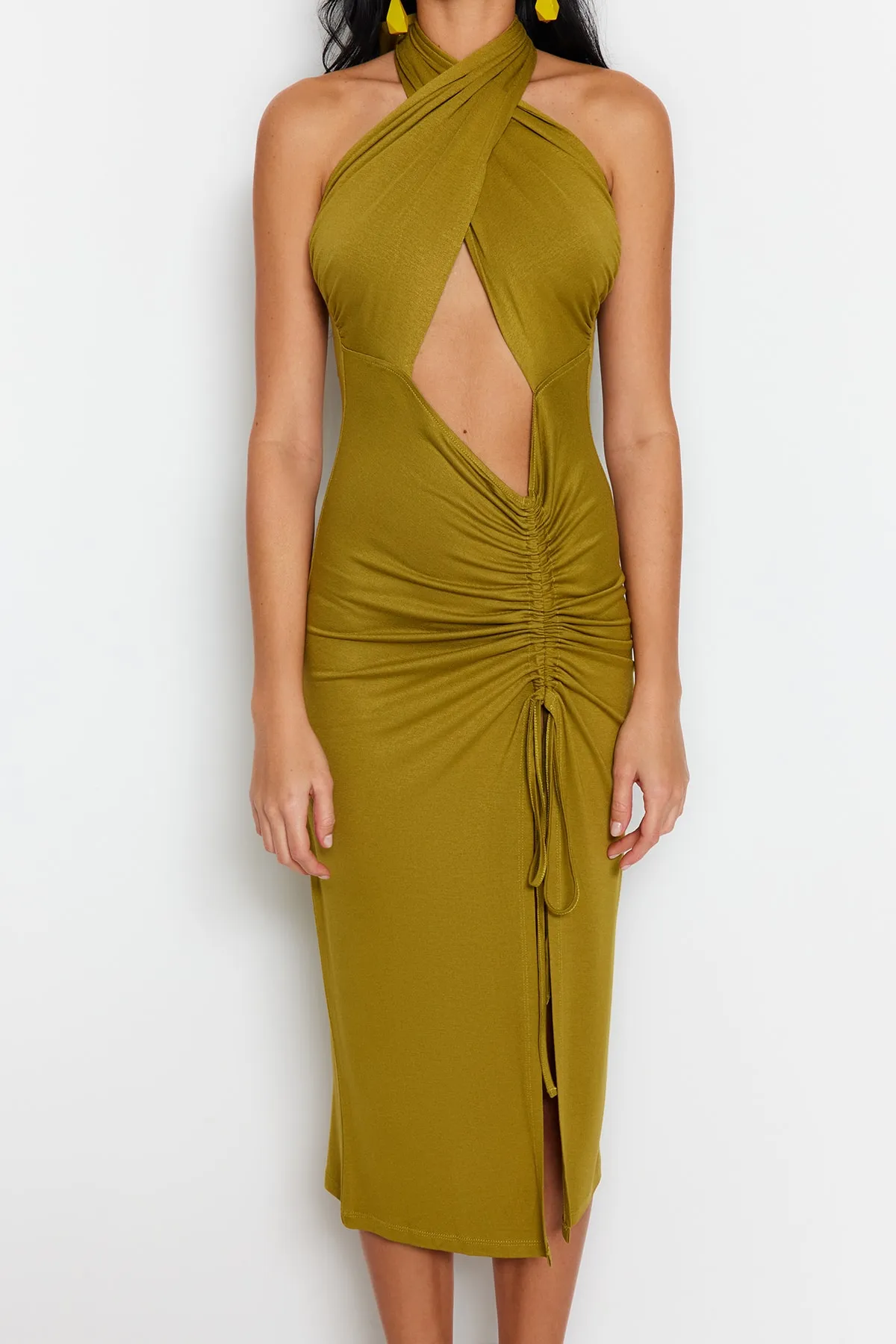 Trendyol Collection  Khakifarbenes, figurbetontes Maxi-Strandkleid mit Cut-out/Fensterausschnitt TBESS23EL00229