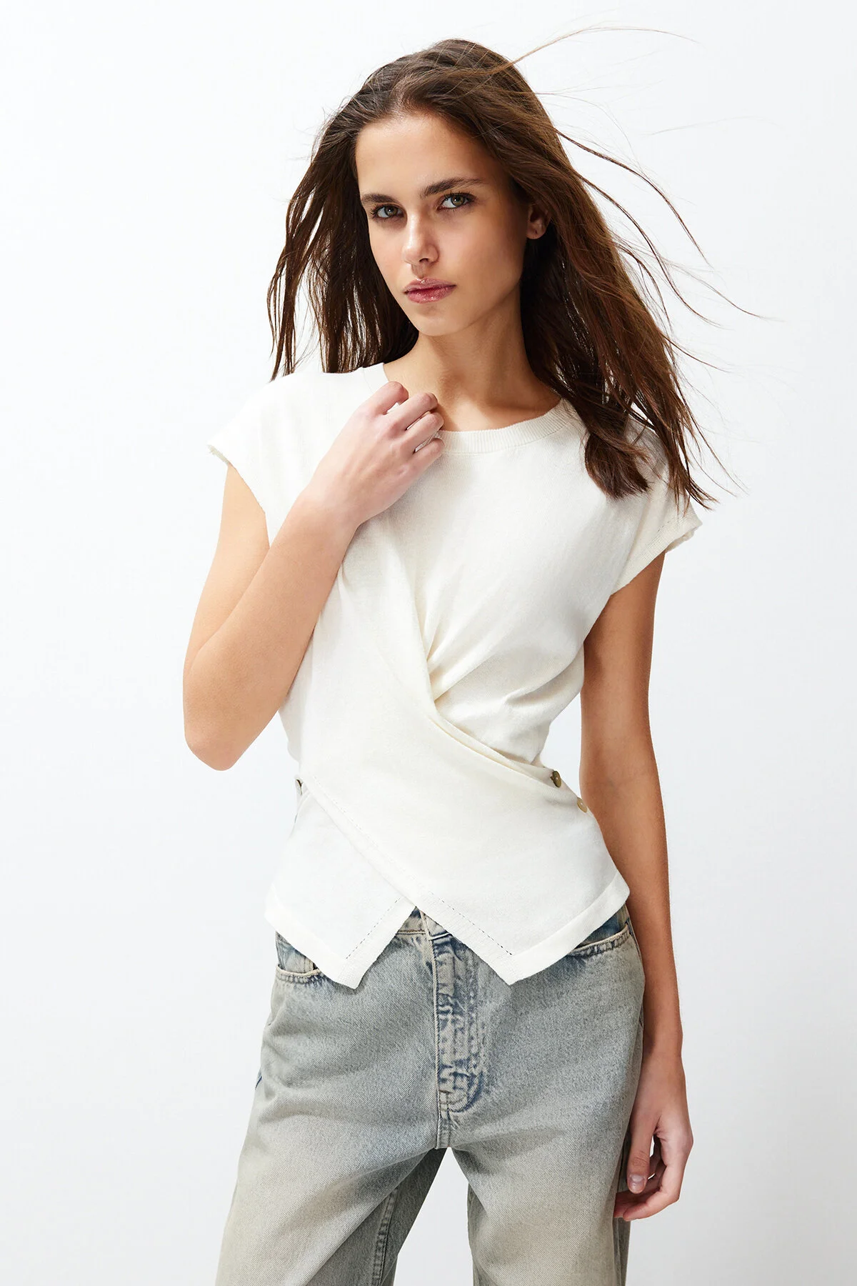 Trendyol Collection  Strickbluse in Ecru-Baumwoll-T-Shirt-Optik TWOSS24BZ00266