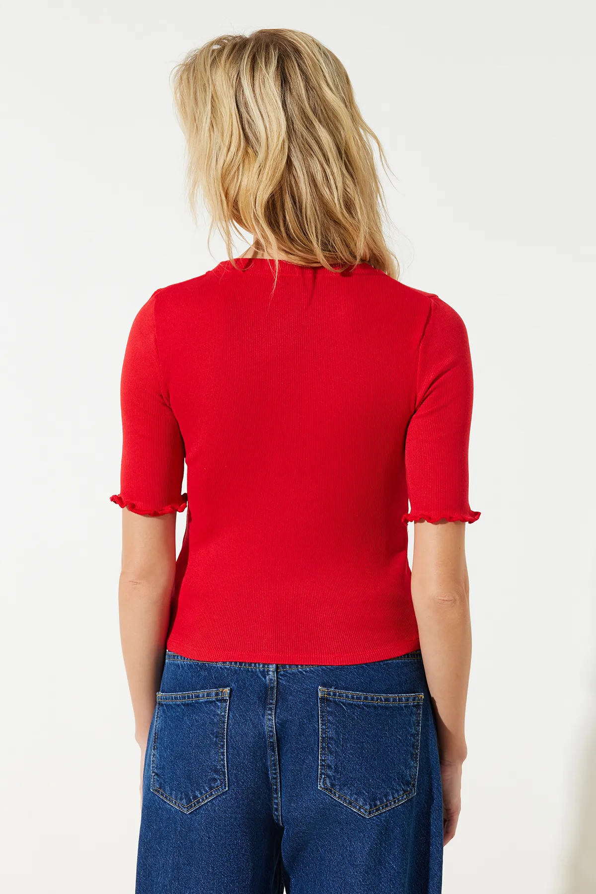 Trendyol Collection  Rote, gerippte, taillierte, dehnbare Strickbluse mit Rundhalsausschnitt TWOSS23BZ00025