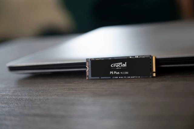 Crucial P5 Plus 500GB interne SSD (500 GB) 6600 MB/S Lesegeschwindigkeit, 4000 MB/S Schreibgeschwindigkeit, Playstation 5 kompatibel*, NVMe