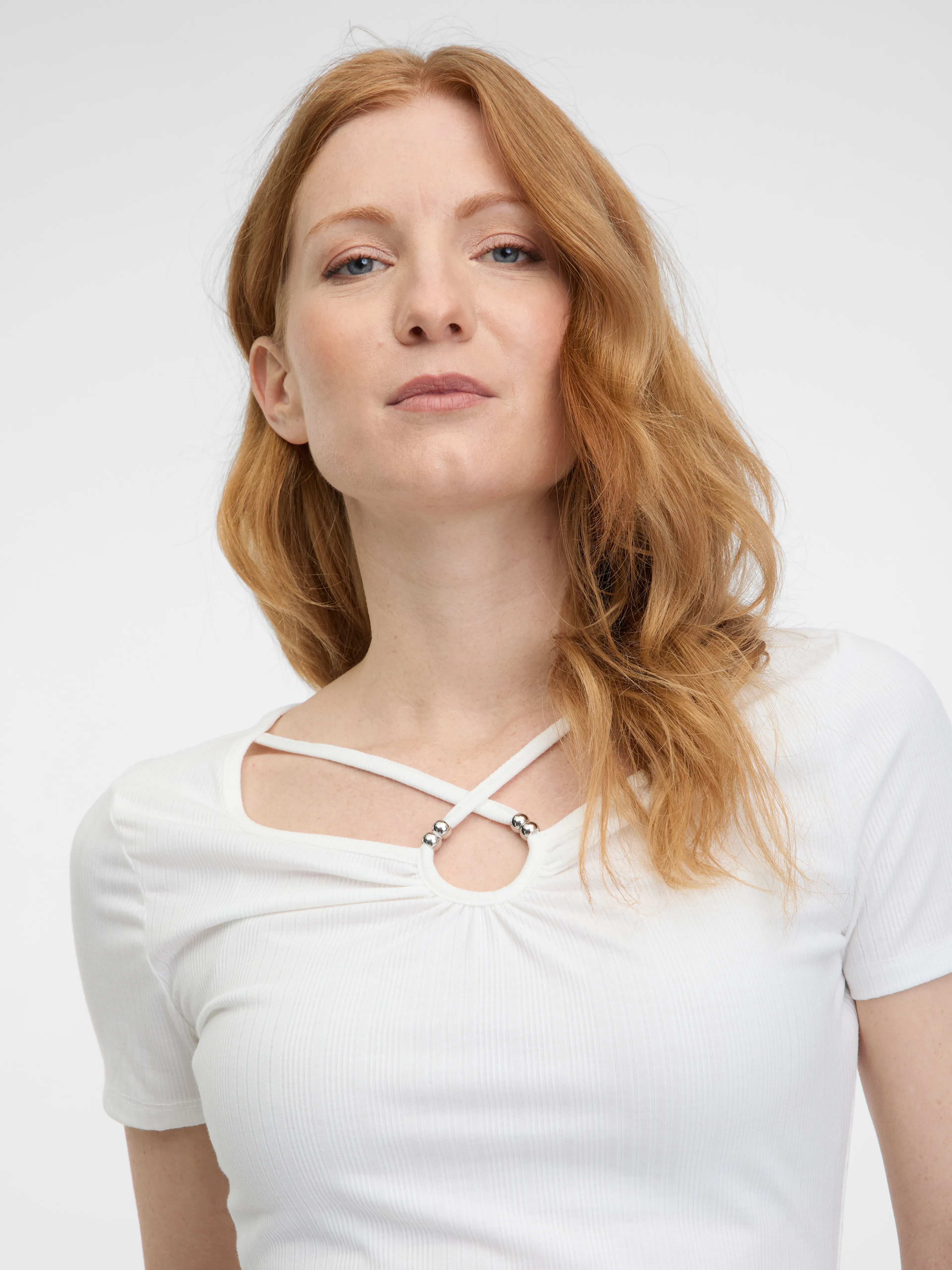 Weißes Damen-T-Shirt mit dekorativem Detail ORSAY