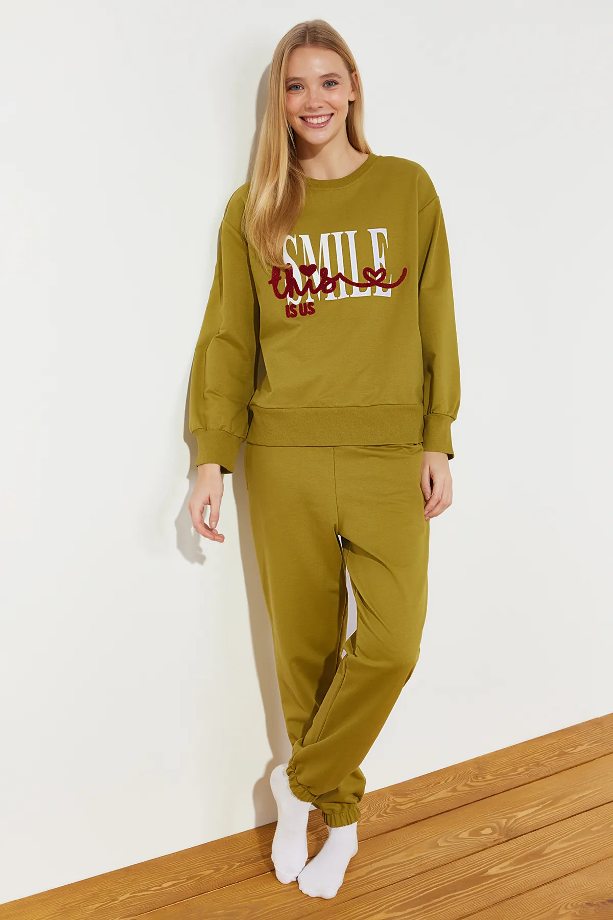 Trendyol Collection  Gestricktes Pyjama-Set mit bedrucktem Slogan aus ölgrüner Baumwolle THMAW24PT00312