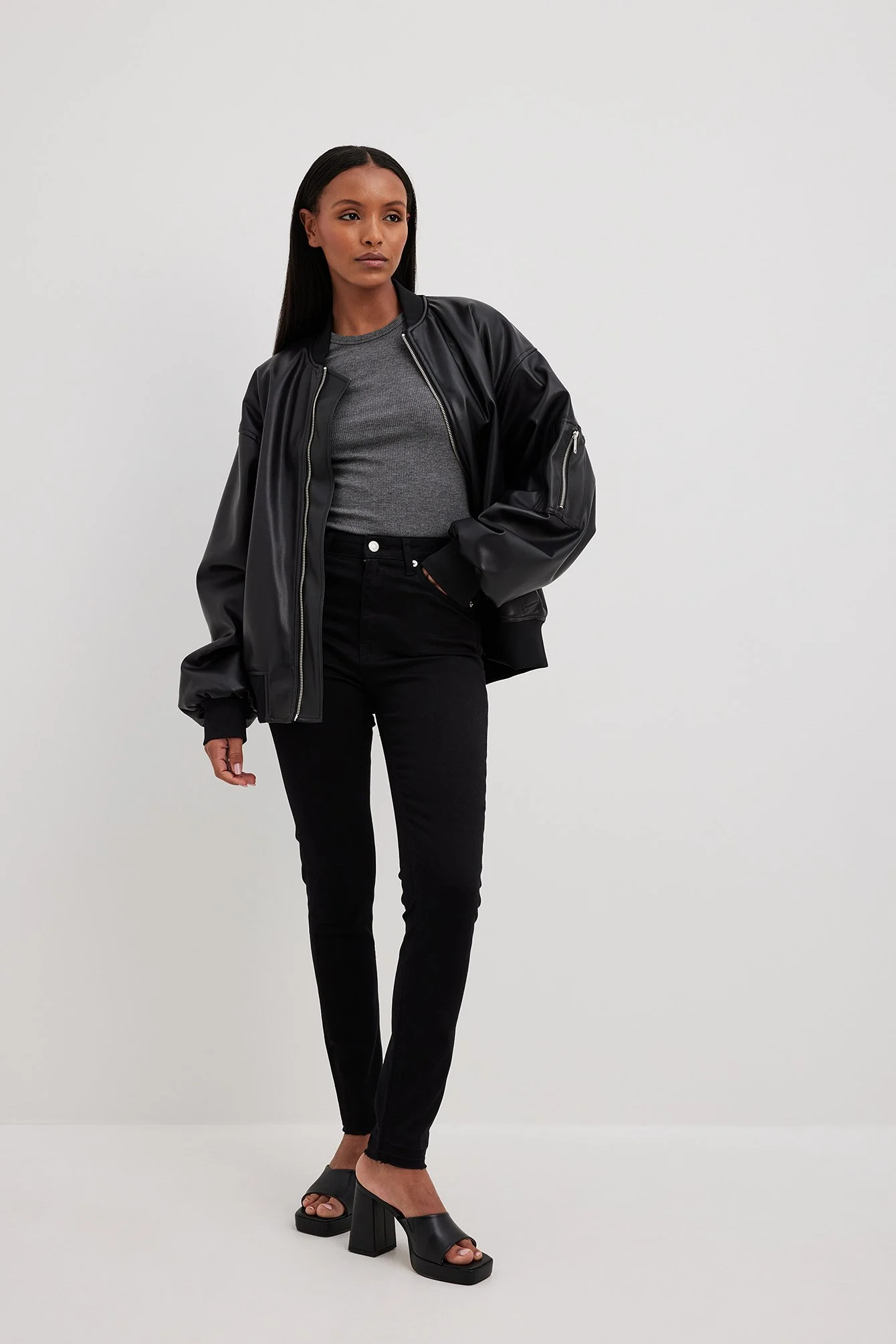 Skinny Jeans mit offenem Saum und hoher Taille