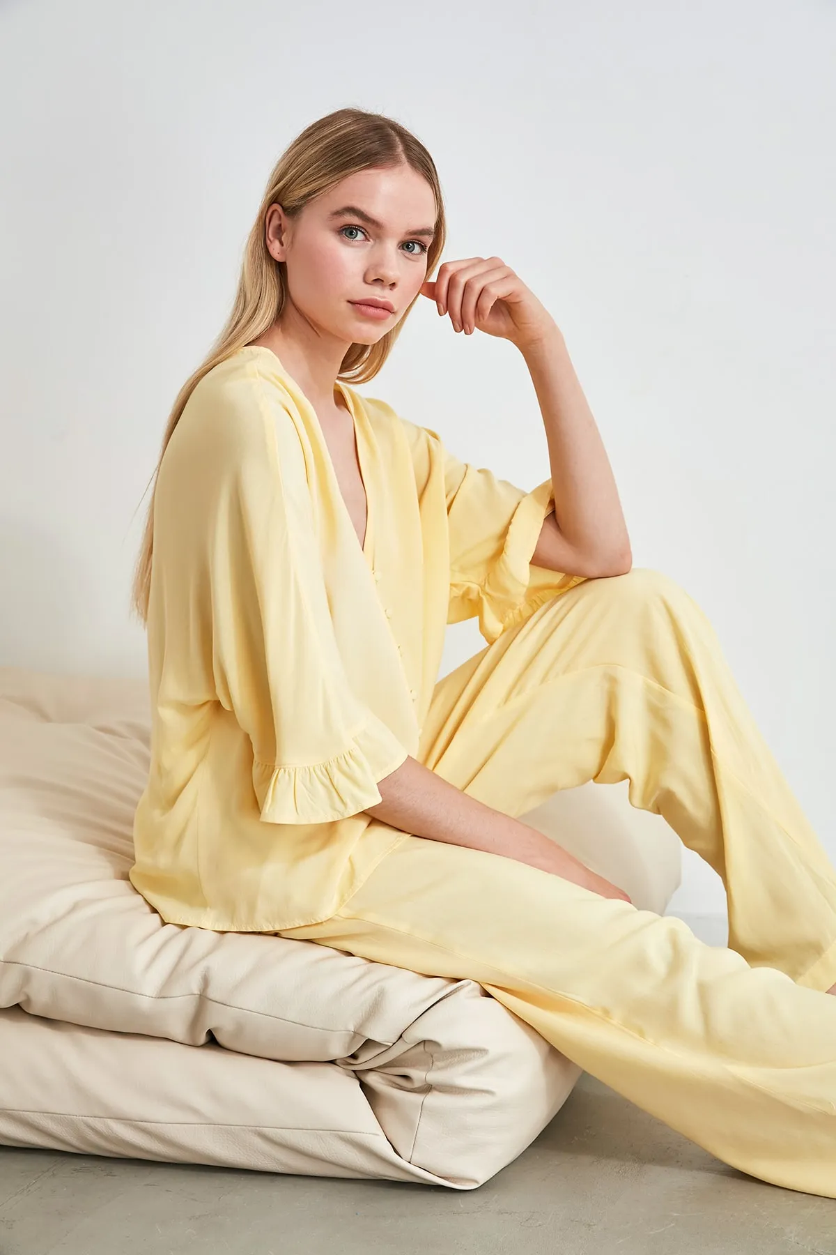 Trendyol Collection  Pyjama-Set aus Viskosegewebe mit Rüschen und gelben Ärmeln THMSS20PT0130