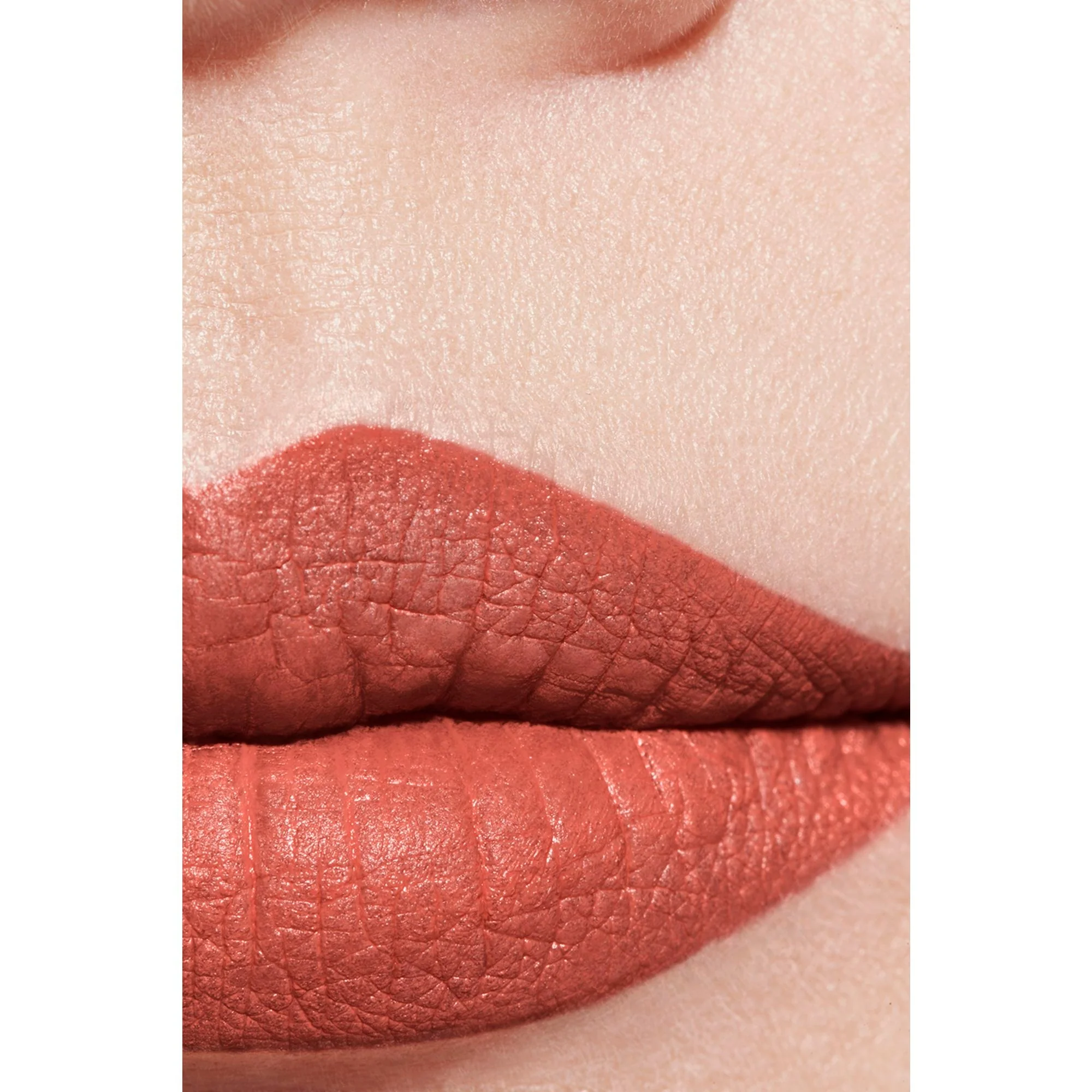 ROUGE ALLURE VELVET – DEN LYSENDE FLØYELSESLYKKE LEPPESTIFTEN