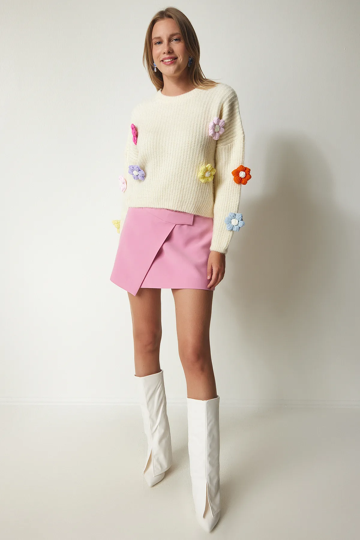 Happiness İstanbul  Ecrufarbener Oversize-Strickpullover mit Blumen-Accessoires für Damen PF00031