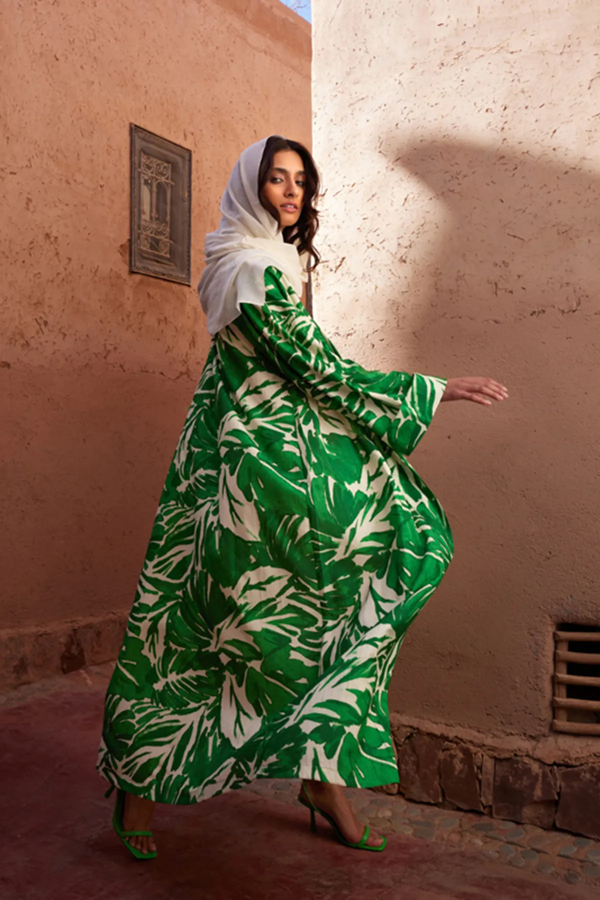 Trendyol Modest  Langer gewebter Kimono und Kaftan mit tropischem Muster in Grün TCTSS24KF00000