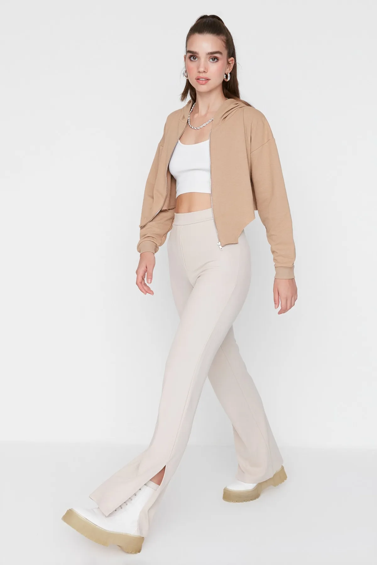 Trendyol Collection  Beige gerade gestrickte Hose mit Schlitz TWOAW23PL00005