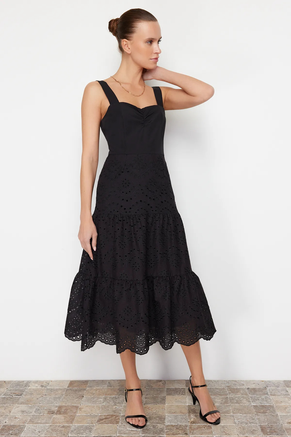Trendyol Collection  Schwarzes Midikleid mit Taillenöffnung, gefüttert und bestickt, gewebtes Kleid TWOSS23EL00156