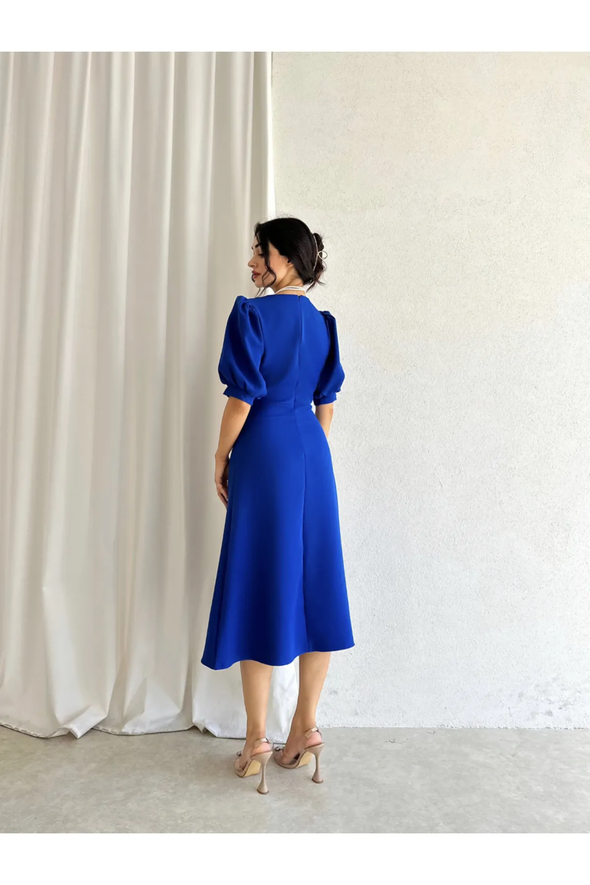 Afiş Butik  Saks Blaues Midikleid mit dünnen Knöpfen und halblangen Ärmeln