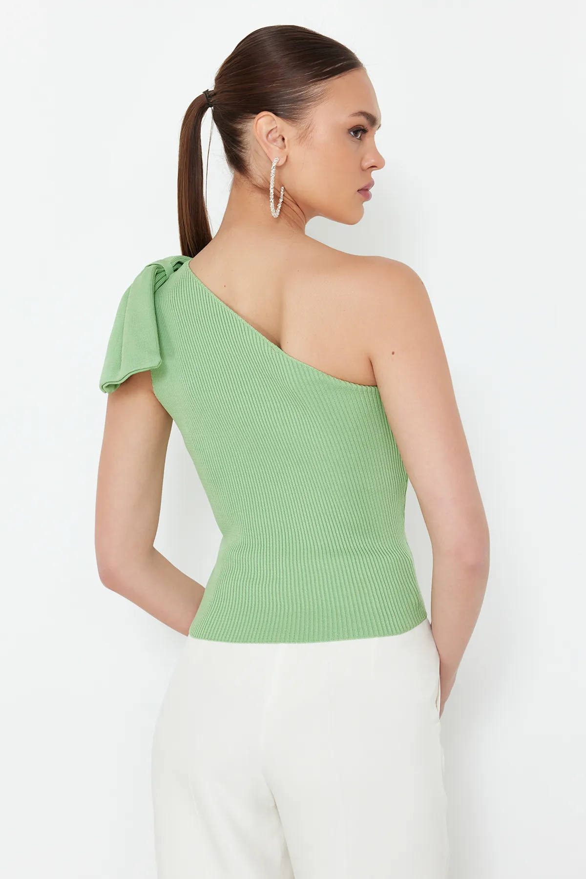 Trendyol Collection  Mintgrüne Bluse mit Schleife und einem Arm TPRSS22BZ0166