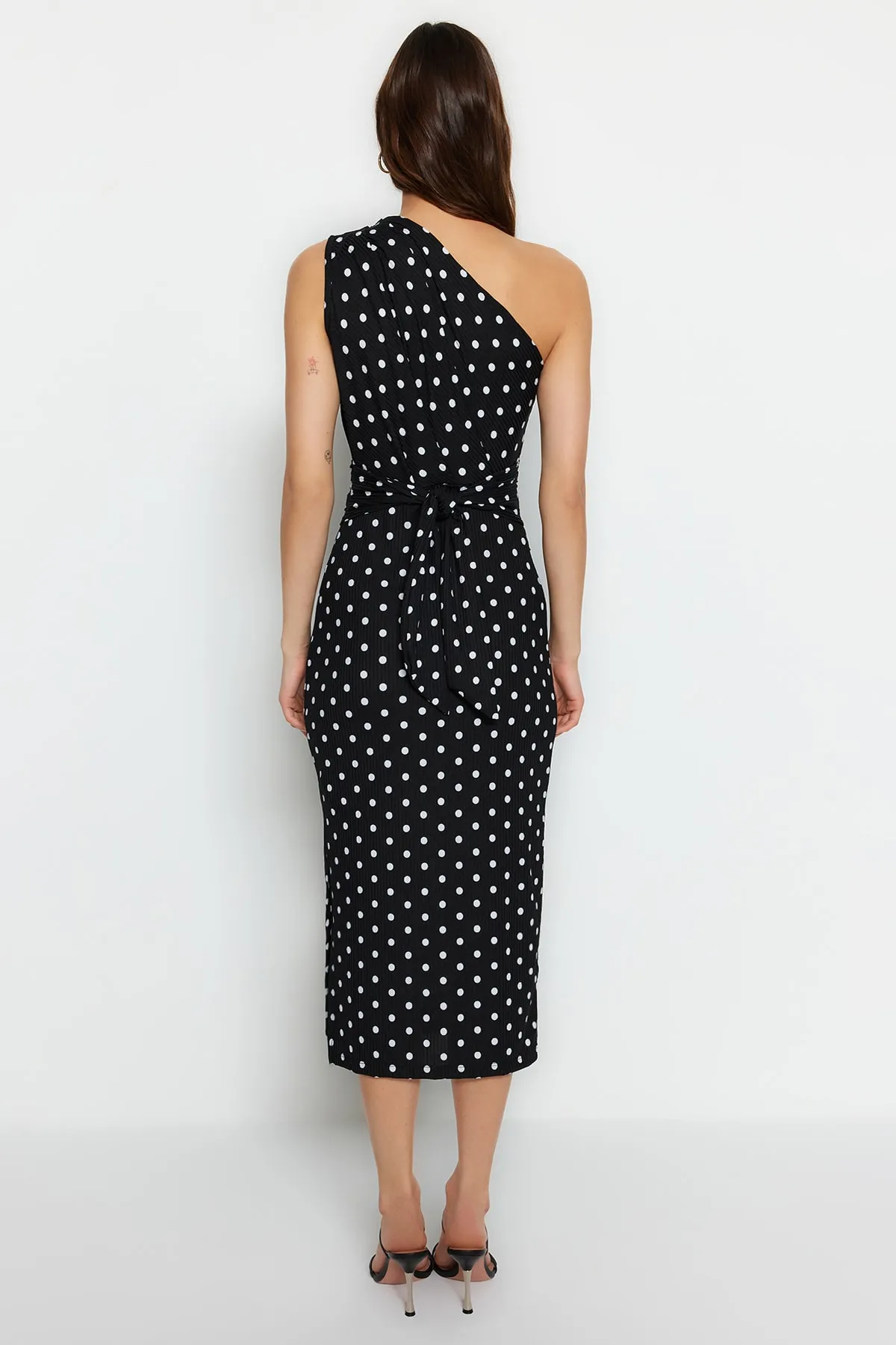 Trendyol Collection  Schwarzes, bedrucktes, tailliertes/tailliertes One-Shoulder-Bleistiftkleid aus Strick mit asymmetrischem Raffdetail TWOSS23EL02182