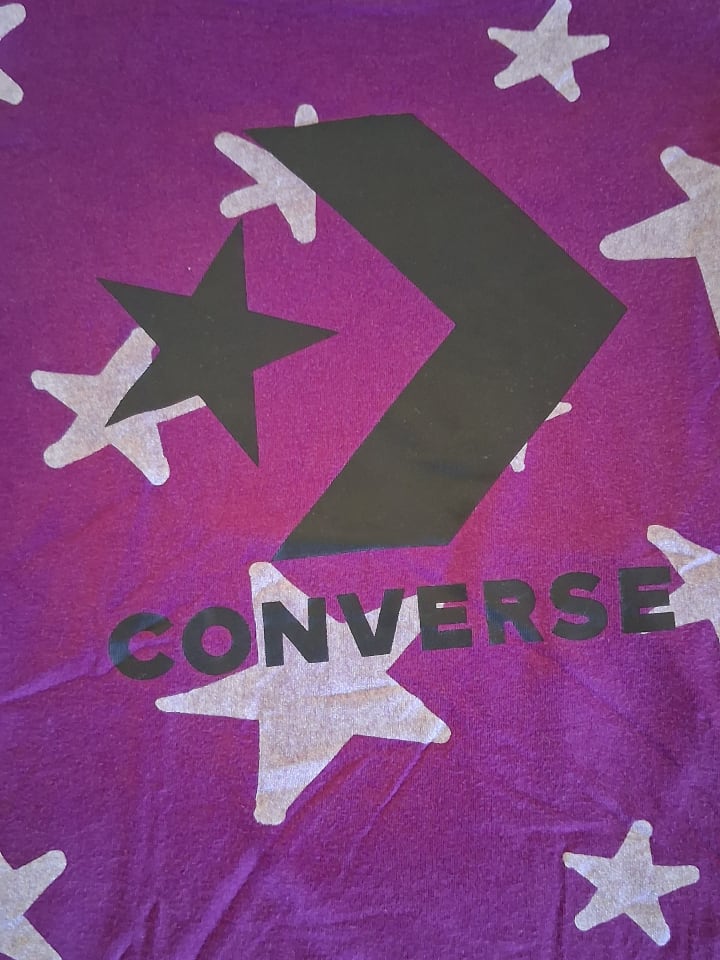 Converse ⭐ Sportshirt Lila ⭐ mit Sterne ⭐ T-Shirt wurde zum Schulsport getragen.... leichte Waschspuren vorhanden... sonst in einem guten -sehr Zustand günstig kaufen 140-152