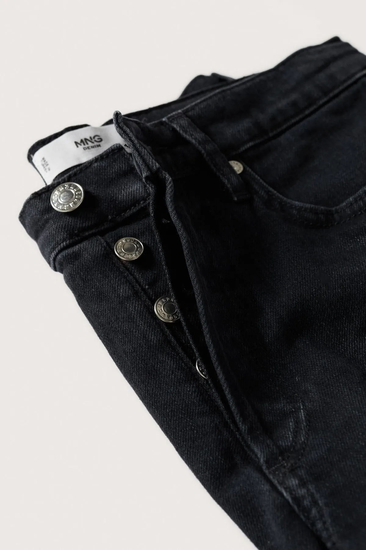 MANGO  Damenjeans aus schwarzem Denim 27091144