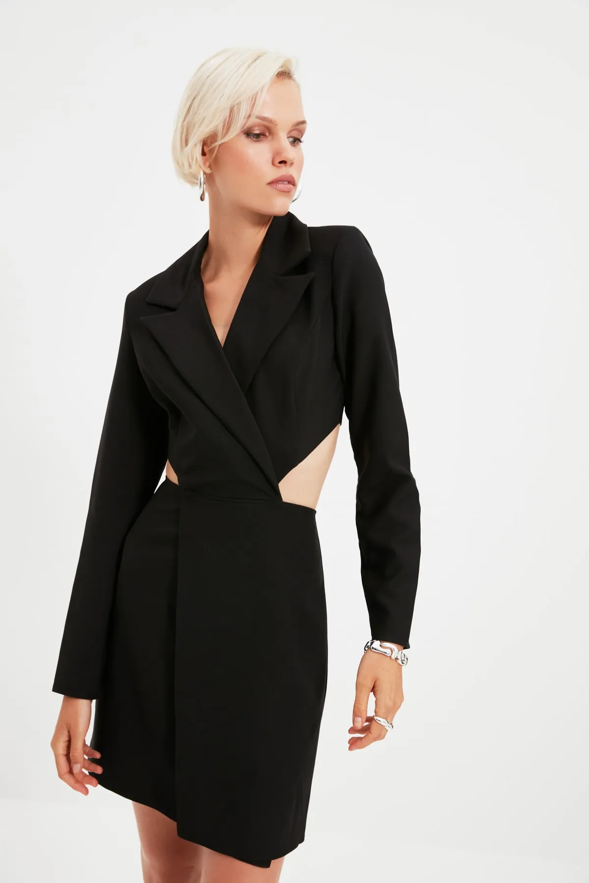 Trendyol Collection  Schwarzes Mini-Jackenkleid mit gewebten Ausschnitten und detaillierten Details TWOAW22EL0391