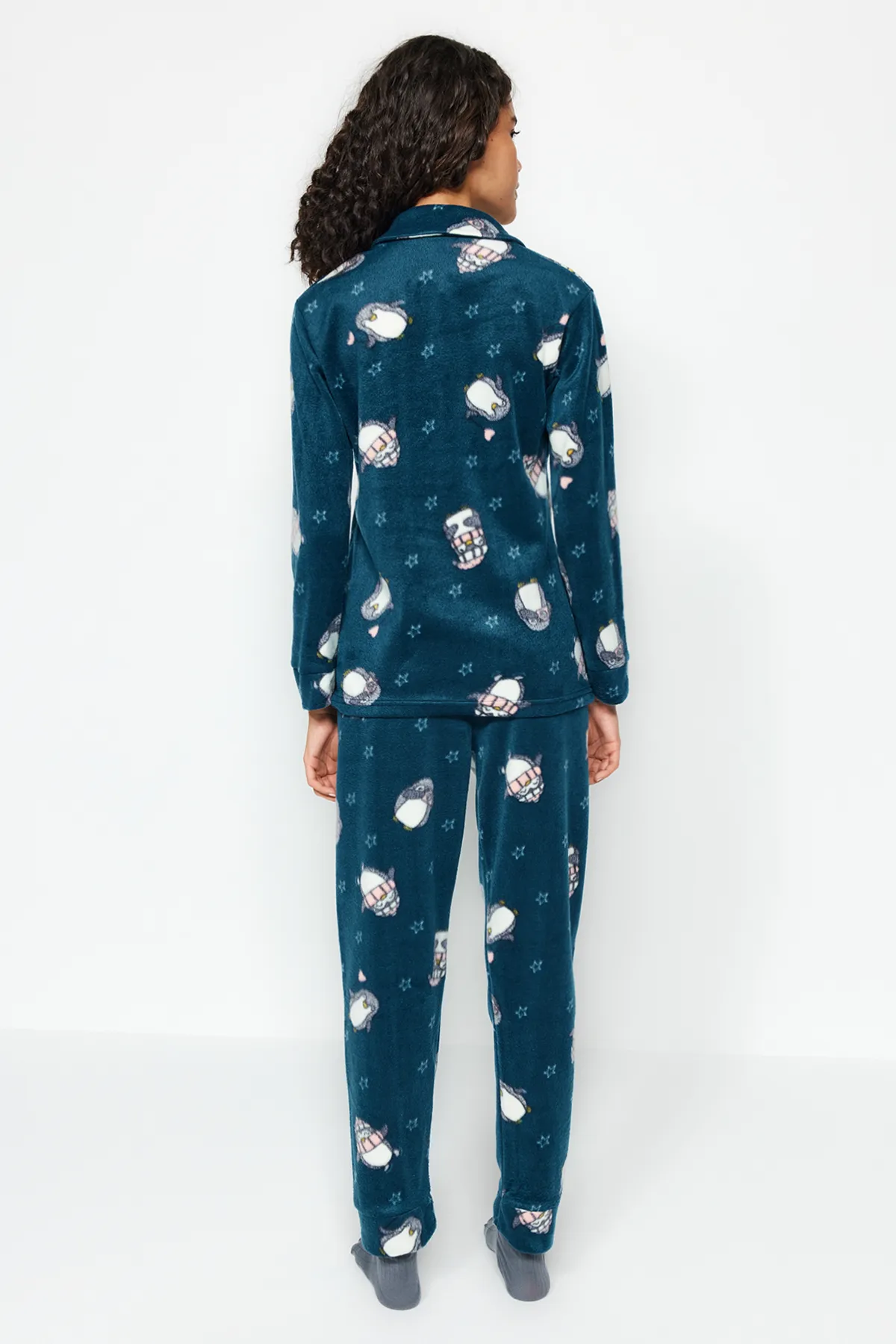 Trendyol Collection  Petrolfarbenes Pyjama-Set aus Strick mit Pinguin-Muster THMAW22PT0356