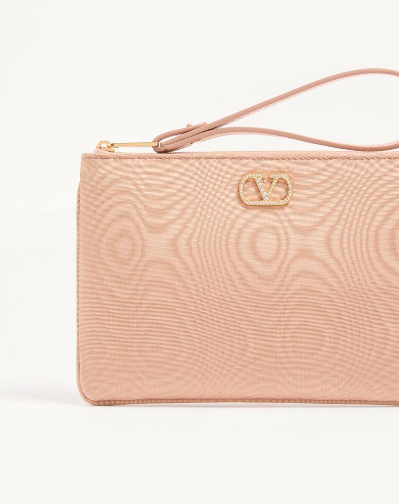 Clutch VLogo Signature em tecido moiré com logo de joia