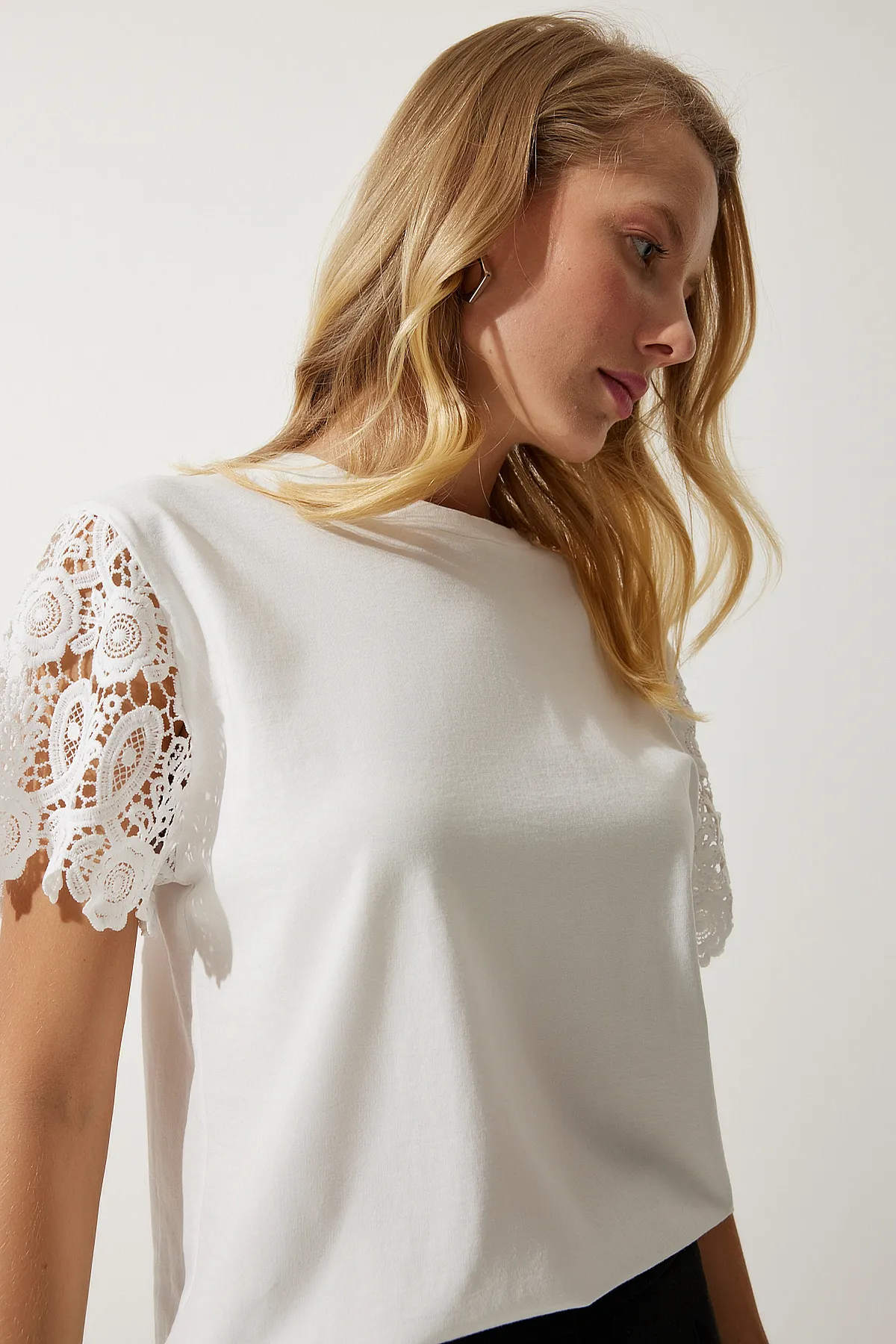Happiness İstanbul  Damen-Strickbluse mit Guipure-Ärmeln in Ecru HF00450