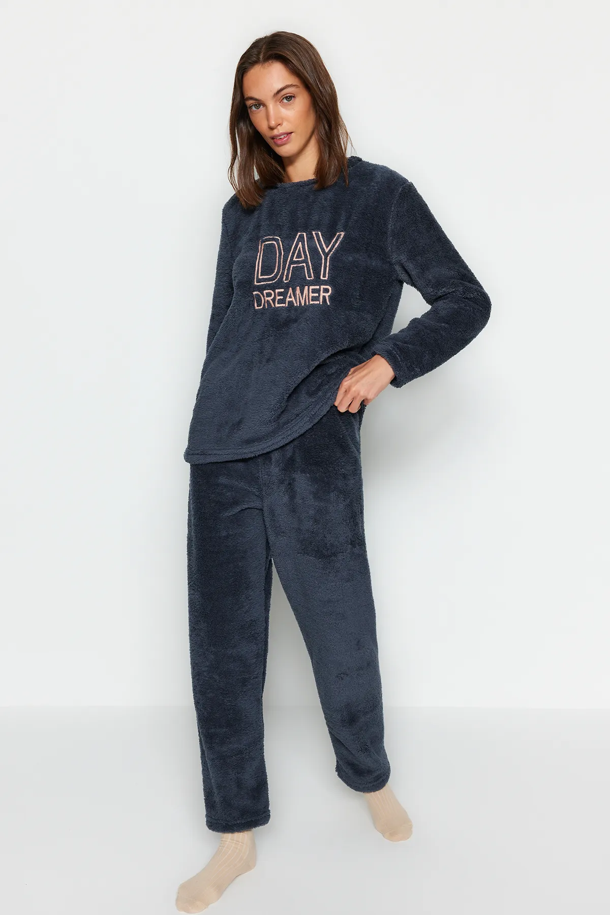 Trendyol Collection  Marineblaues Pyjama-Set aus T-Shirt und Hose von Wellsoft mit aufgesticktem Slogan THMAW24PT00187