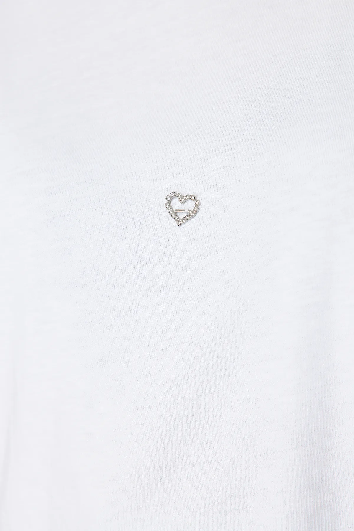 Trendyol Curve  Weißes Oversize-Strick-T-Shirt mit Herz-Accessoire und detailliertem Detail TBBSS24BF00008