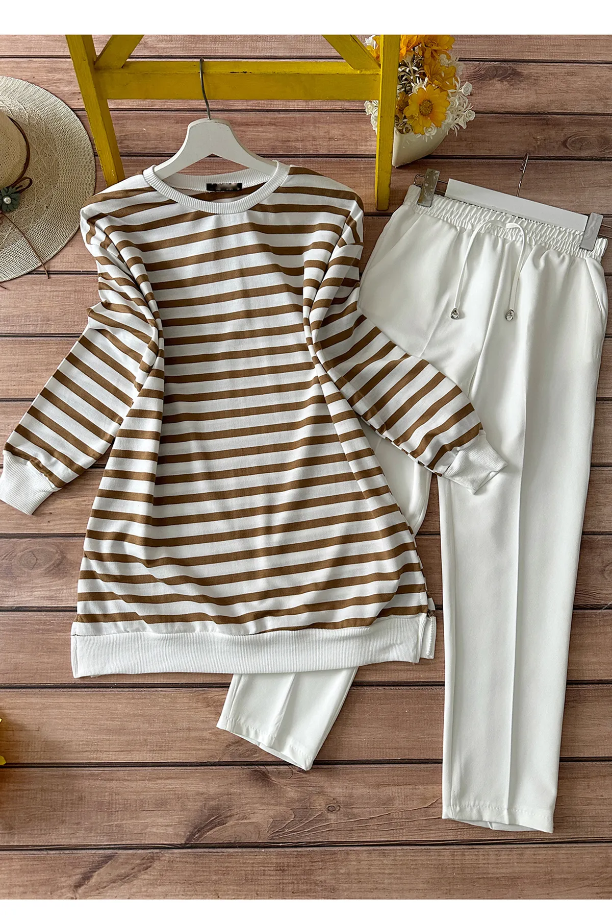 MODAQU  Kombiniertes Set aus Tunika und Hose mit Streifen - Nerz