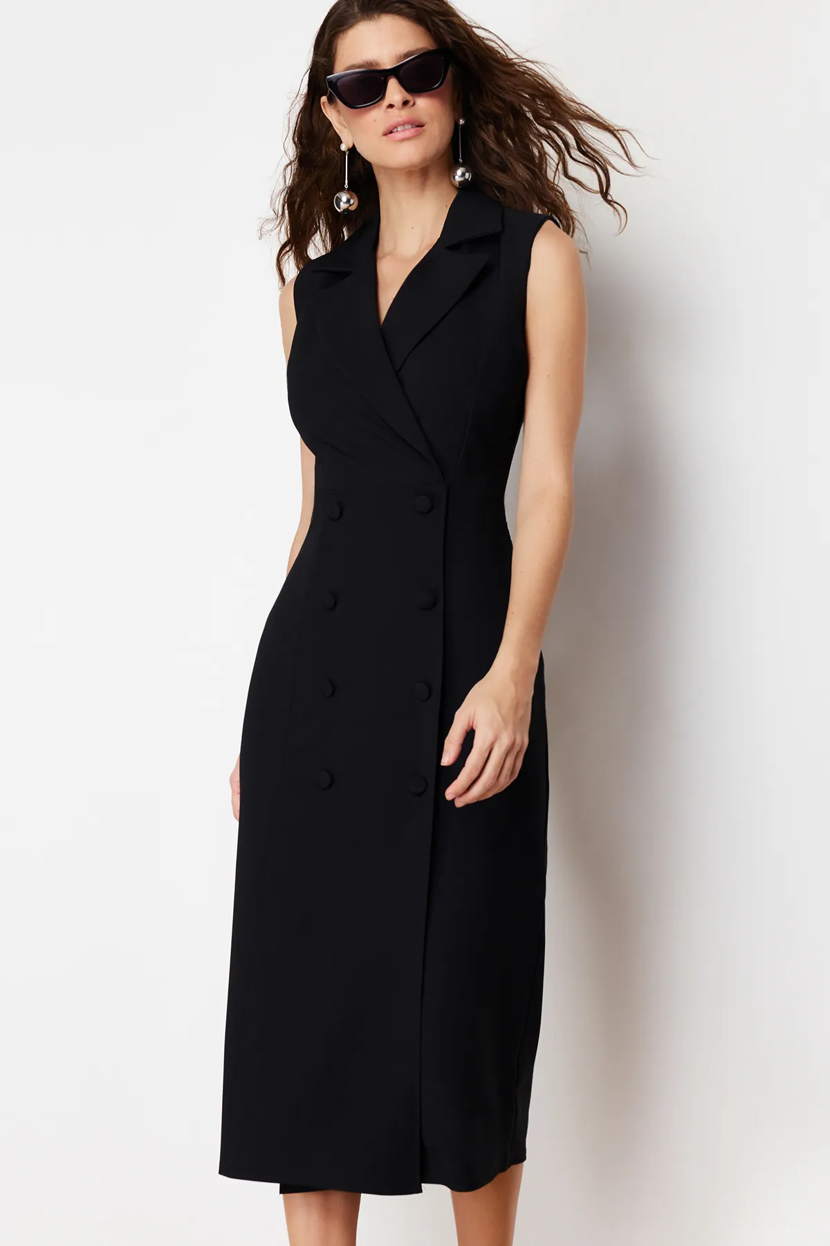 Trendyol Collection  Schwarzes, körperbetontes, ärmelloses Midi-Webkleid mit Knopfdetail und zweireihigem Kragen TWOSS24EL00616