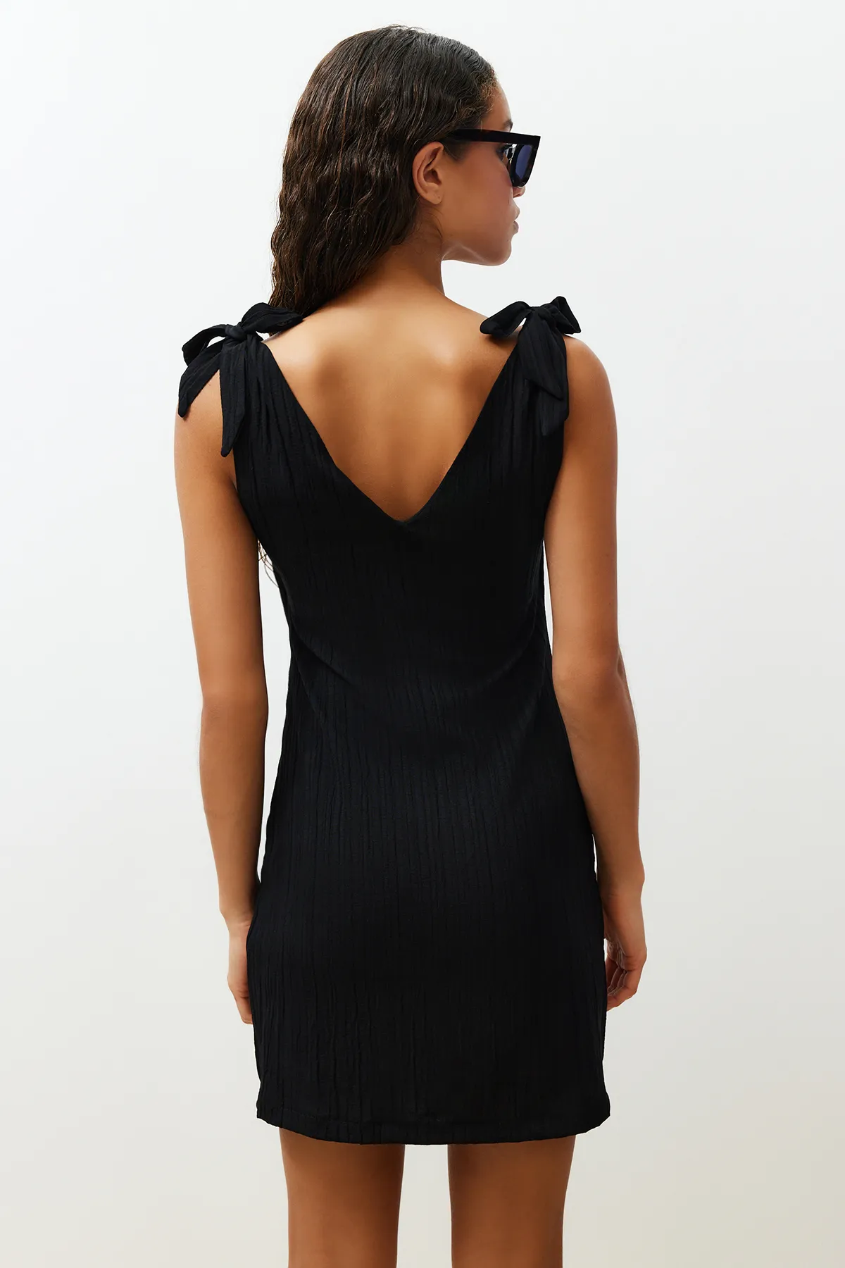 Trendyol Collection  Schwarzes, gewebtes Mini-Strandkleid zum Binden TBESS23EL00108