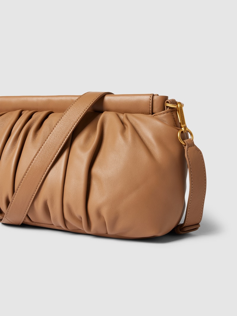 Umhängetasche mit Zierkette Modell 'AMY' in camel