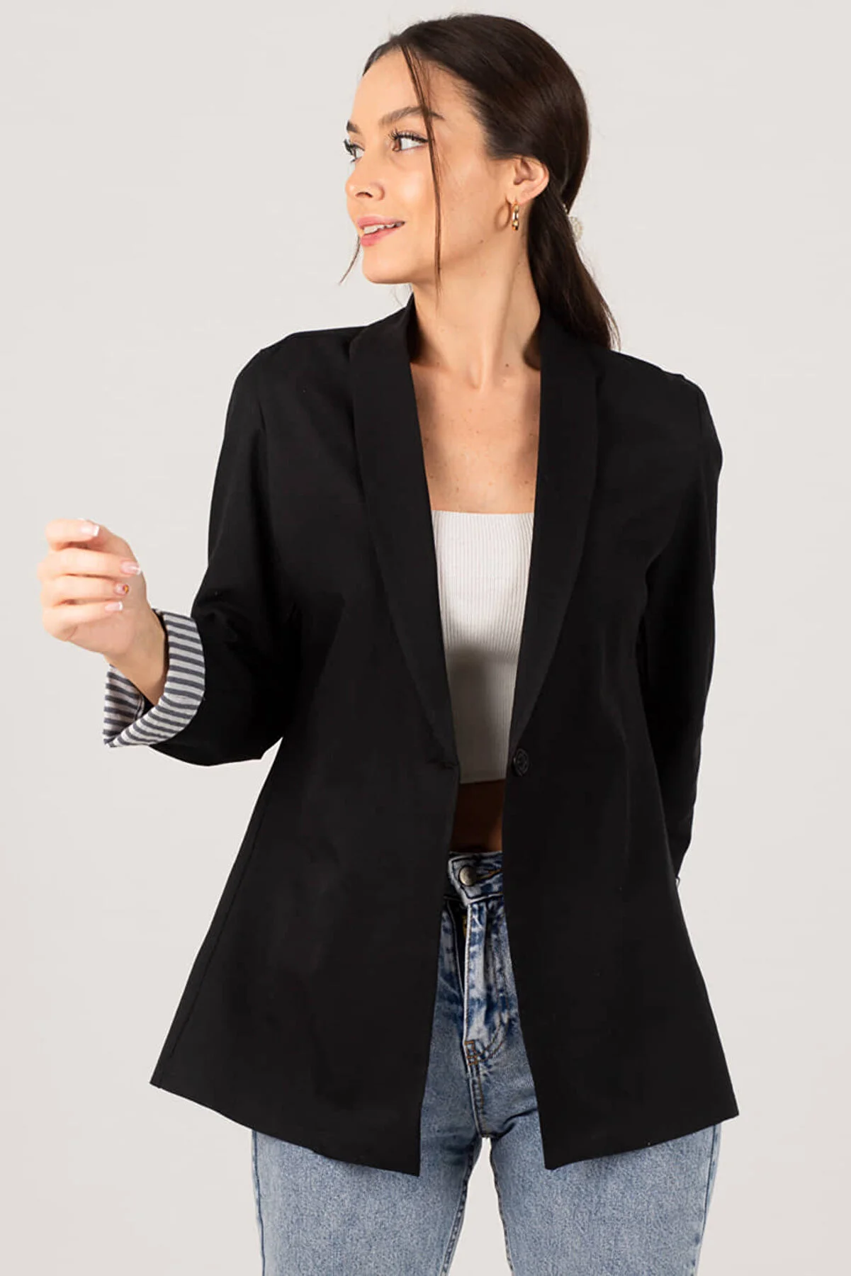 armonika  Schwarze Damenjacke mit einem Knopf und gestreiften Innenärmeln ARM-22K001122