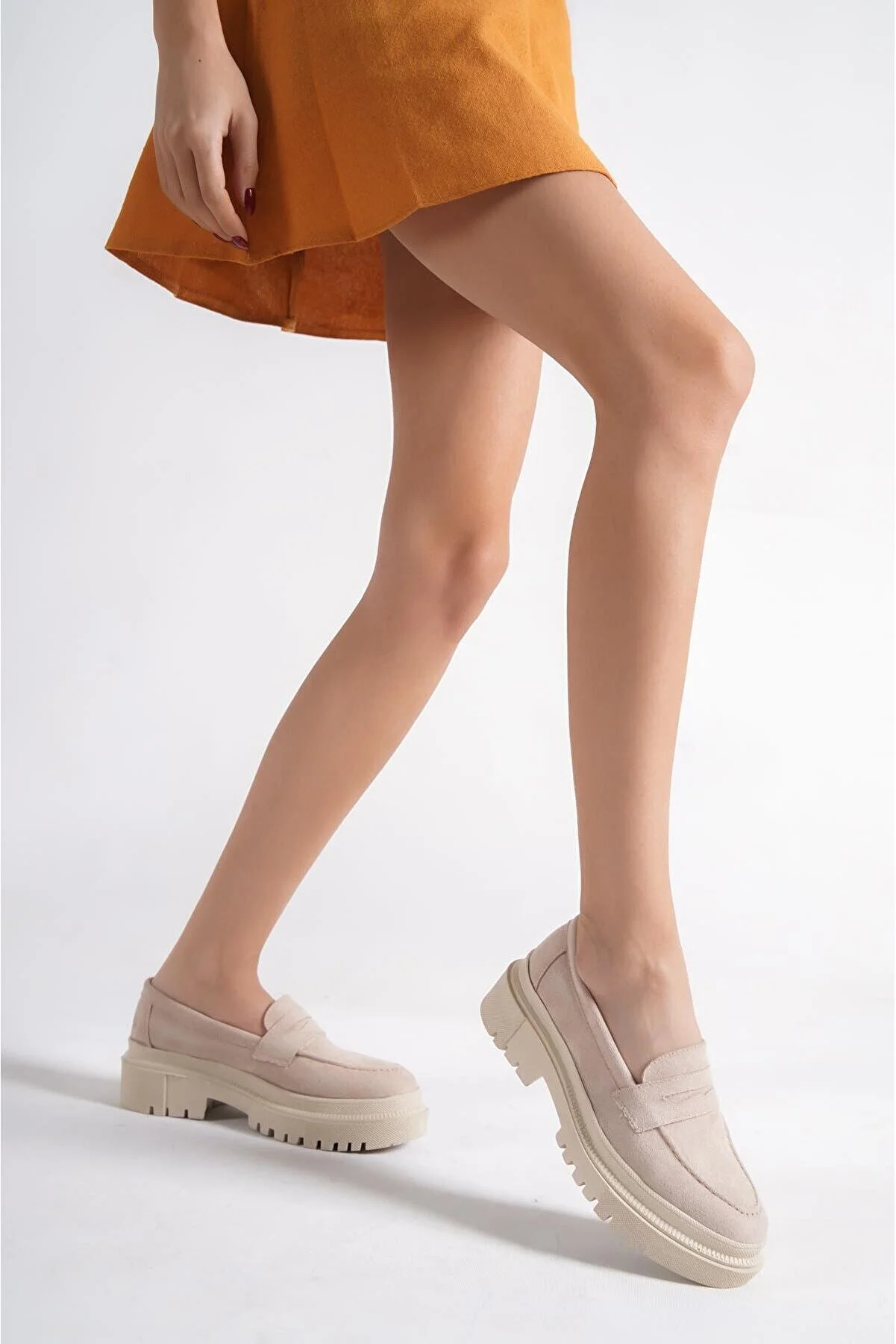 Capone Outfitters  Capone Oval Toe Trac Sole Wildleder Beige Damen-Loafer