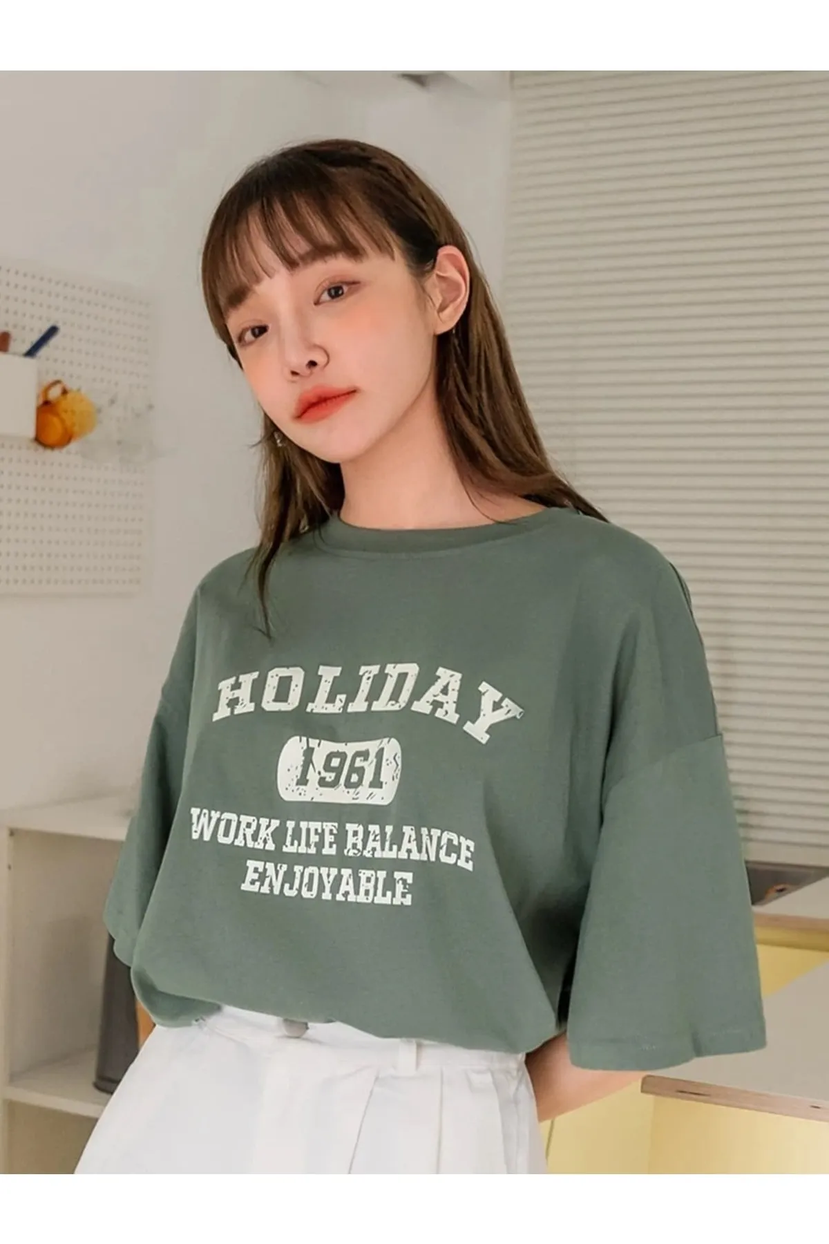 MOONBULL  Übergroßes, bedrucktes Khaki-T-Shirt „Holiday 1961“.