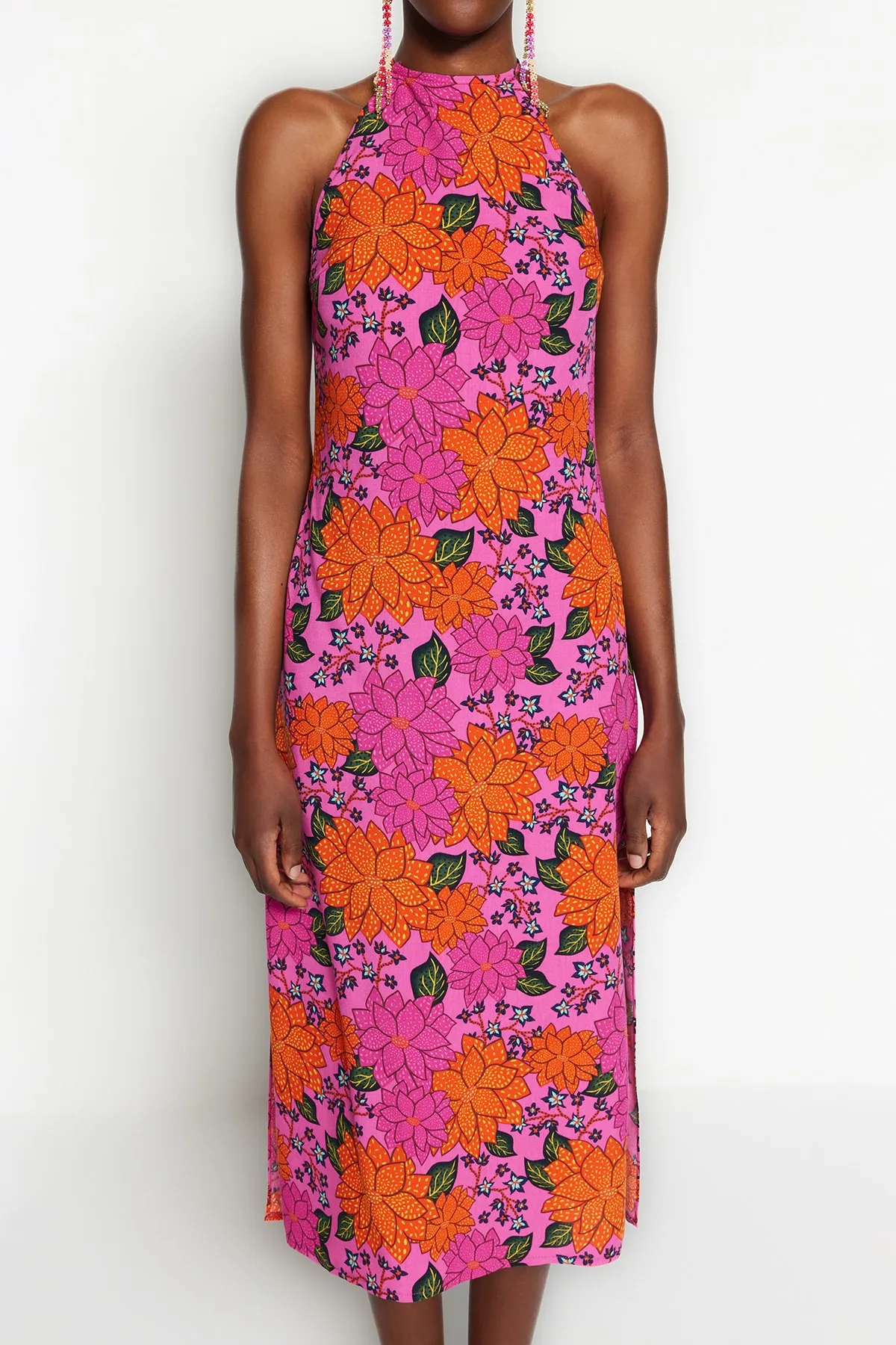 Trendyol Collection  Rückenfreies Midi-Strandkleid aus Webstoff mit Blumenmuster TBESS23EL00062
