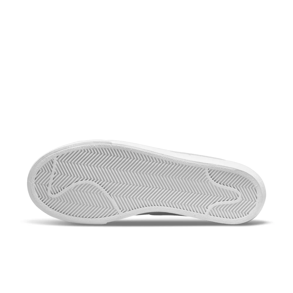 Nike Blazer Low Platform DJ0292-103 / weiss