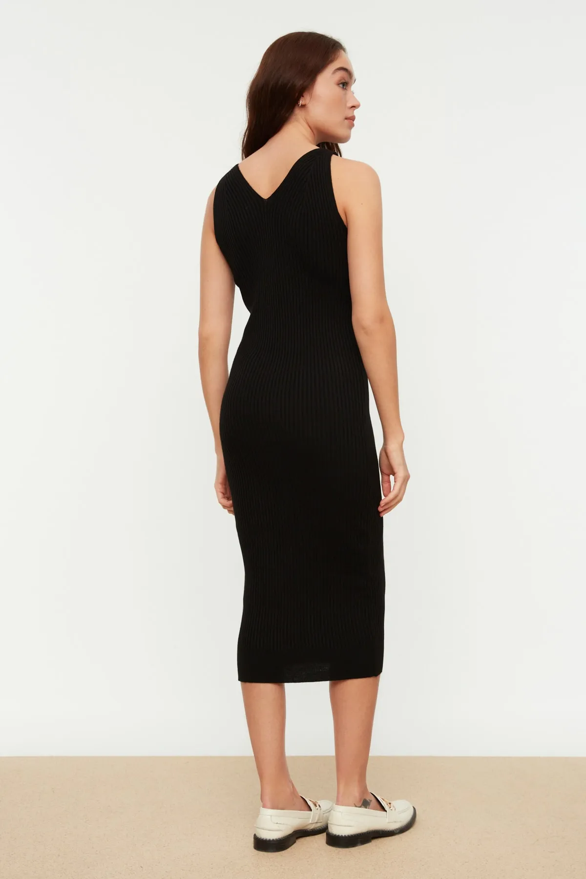 Trendyol Collection  Schwarzes Midi-Strickkleid mit V-Ausschnitt TWOSS21EL0238
