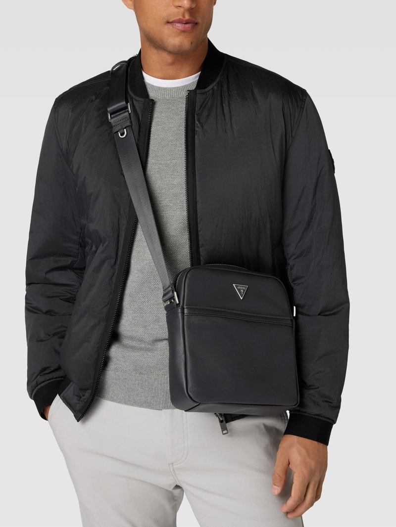 Umhängetasche mit Label-Applikation in schwarz