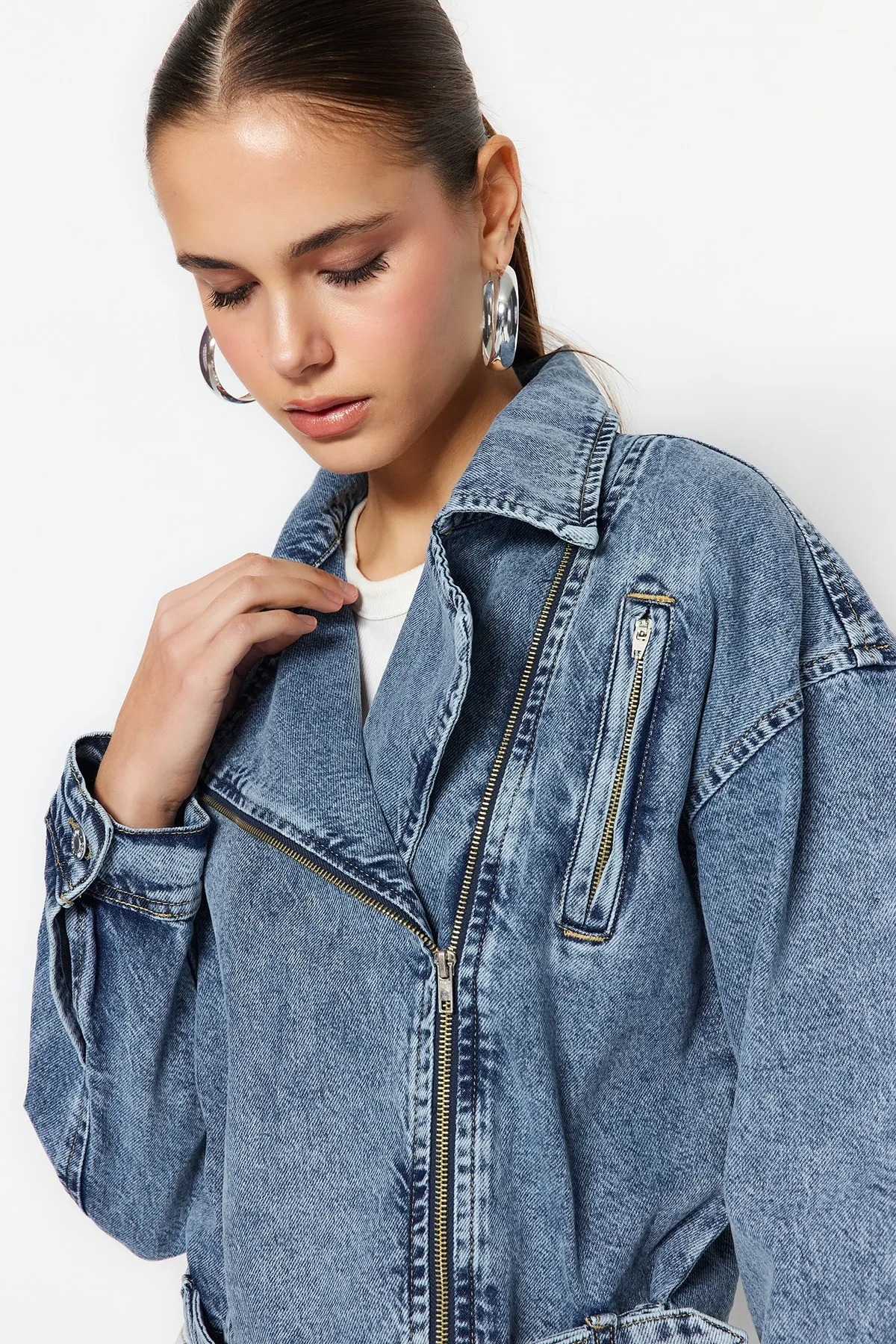 Trendyol Collection  Blaue Biker-Jeansjacke mit Reißverschlussdetail TWOSS23CE00050