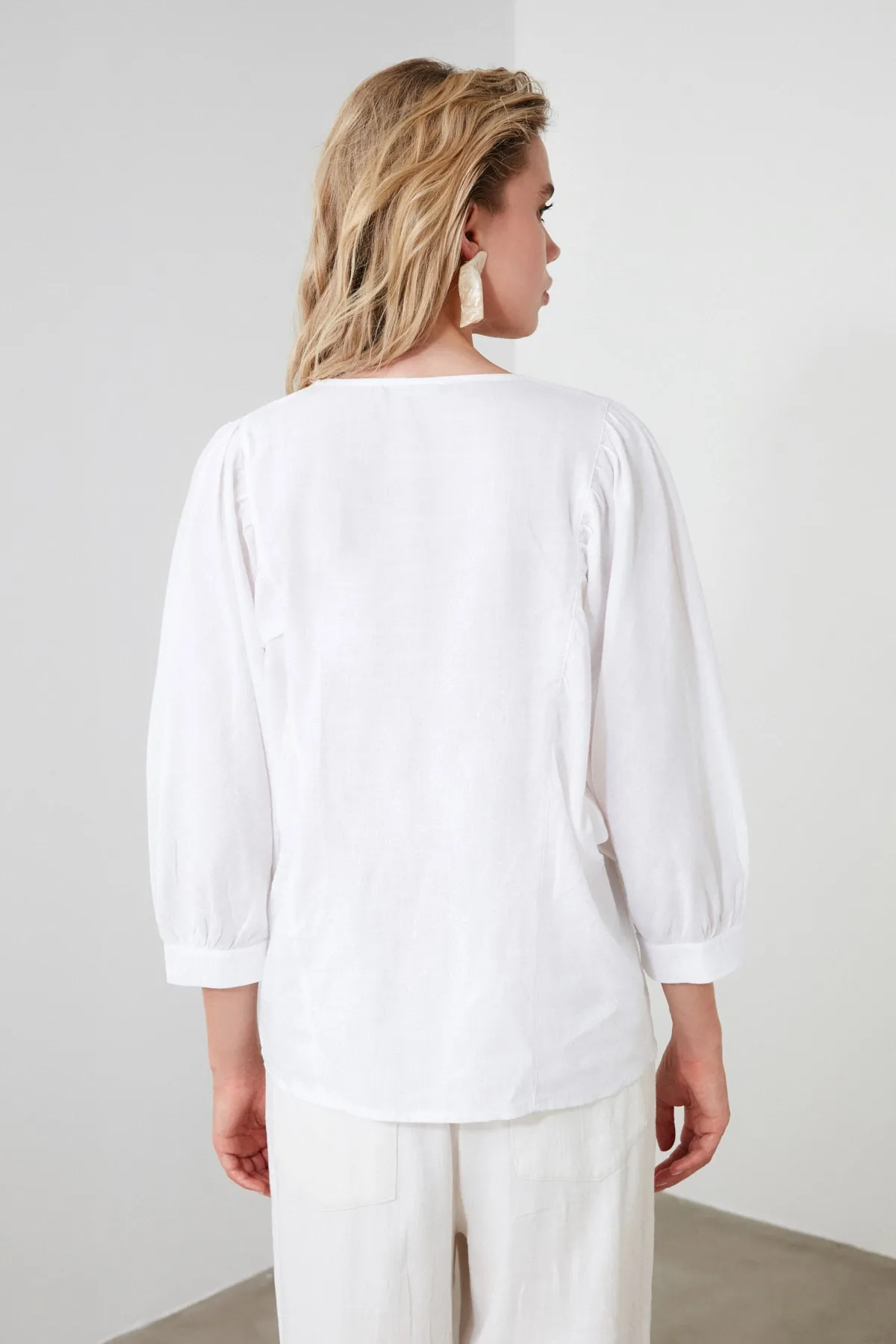 Trendyol Collection  Weißes gewebtes Hemd mit Fledermausärmeln - Regular Fit TWOSS20GO0076