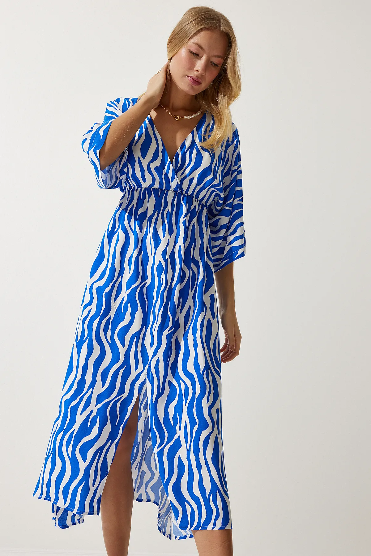Happiness İstanbul  Blau-weißes, tiefes V-Ausschnitt-Sommerkleid aus Viskose für Damen, lang, CI00081