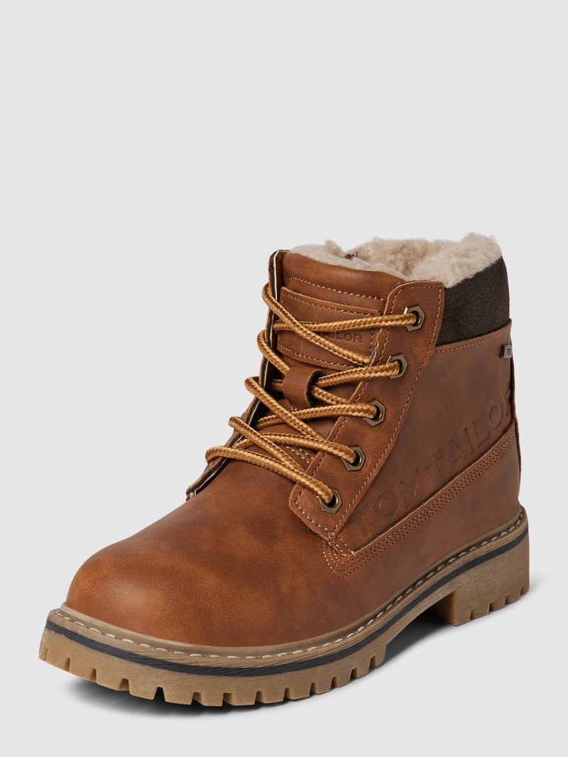 Stiefel mit Label-Prägung in camel