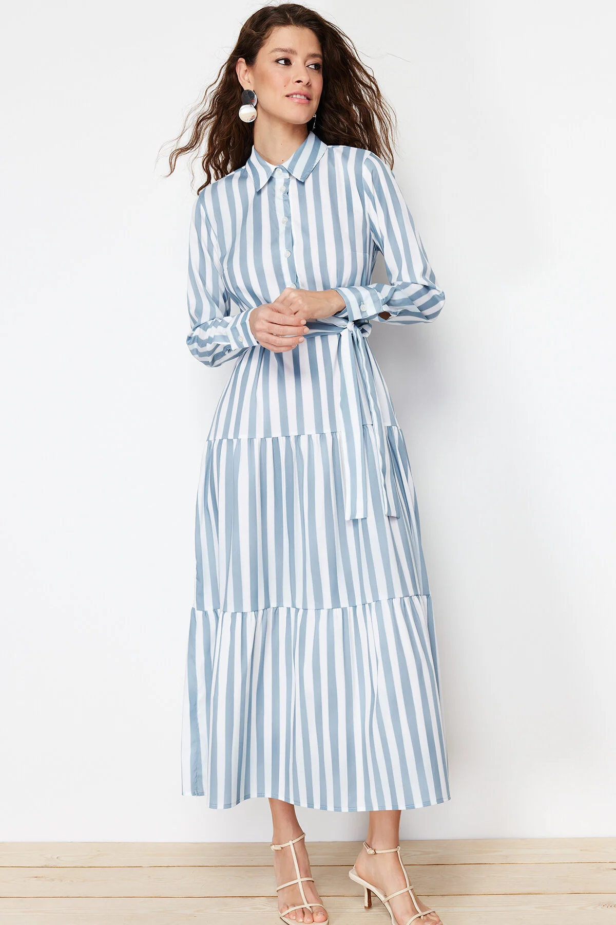 Trendyol Modest  Blaues, gewebtes Kleid mit Hemdkragen und gestreiftem Gürtel TCTSS24EB00150