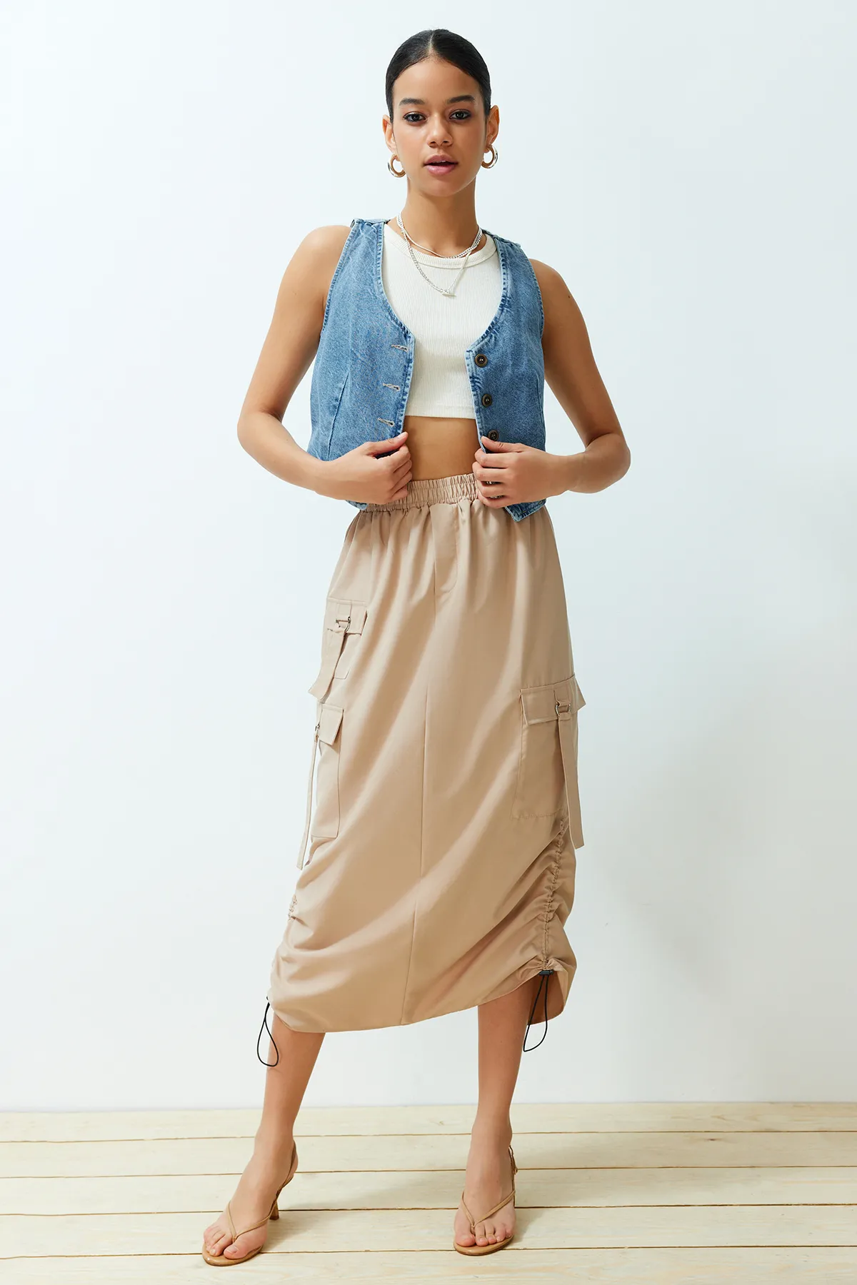 Trendyol Collection  Beigefarbener Midirock mit Taschendetail und Rockabschluss TWOSS24ET00149