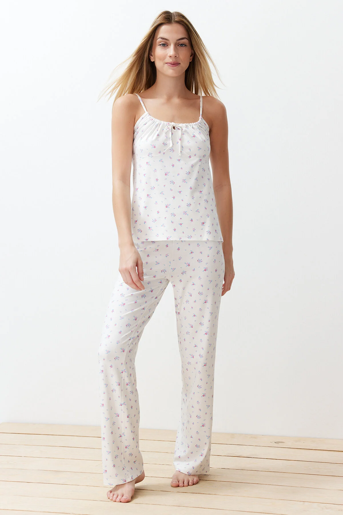 Trendyol Collection  Weiß-mehrfarbiges Pyjama-Set aus Strick mit Blumenmuster und Schnürriemen THMSS24PT00233