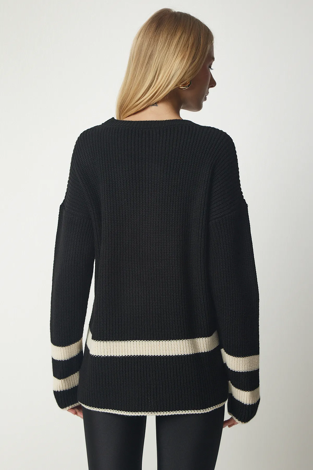 Happiness İstanbul  Schwarzer Strickpullover mit Knopfleiste für Damen MX00139