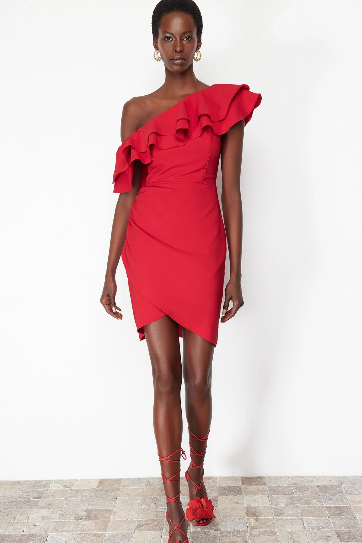 Trendyol Collection  Rotes, einärmliges, gerüschtes, elegantes Abendkleid TPRSS24EL00013