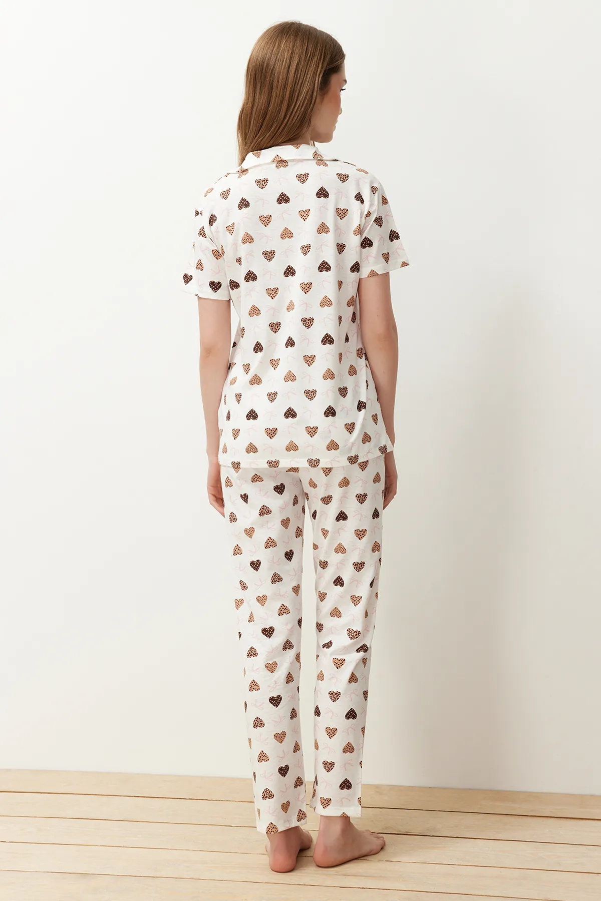 Trendyol Collection  Ecrufarbenes Pyjama-Set aus Baumwollstrick mit Herzen THMSS24PT00338