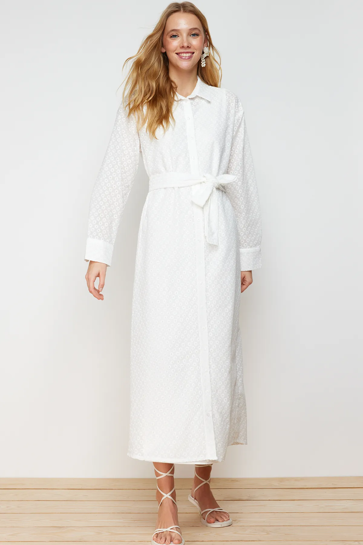Trendyol Modest  Weißes, geblümtes, gewebtes Hemdkleid mit Gürtel, Stickerei und Futter TCTSS24EB00052