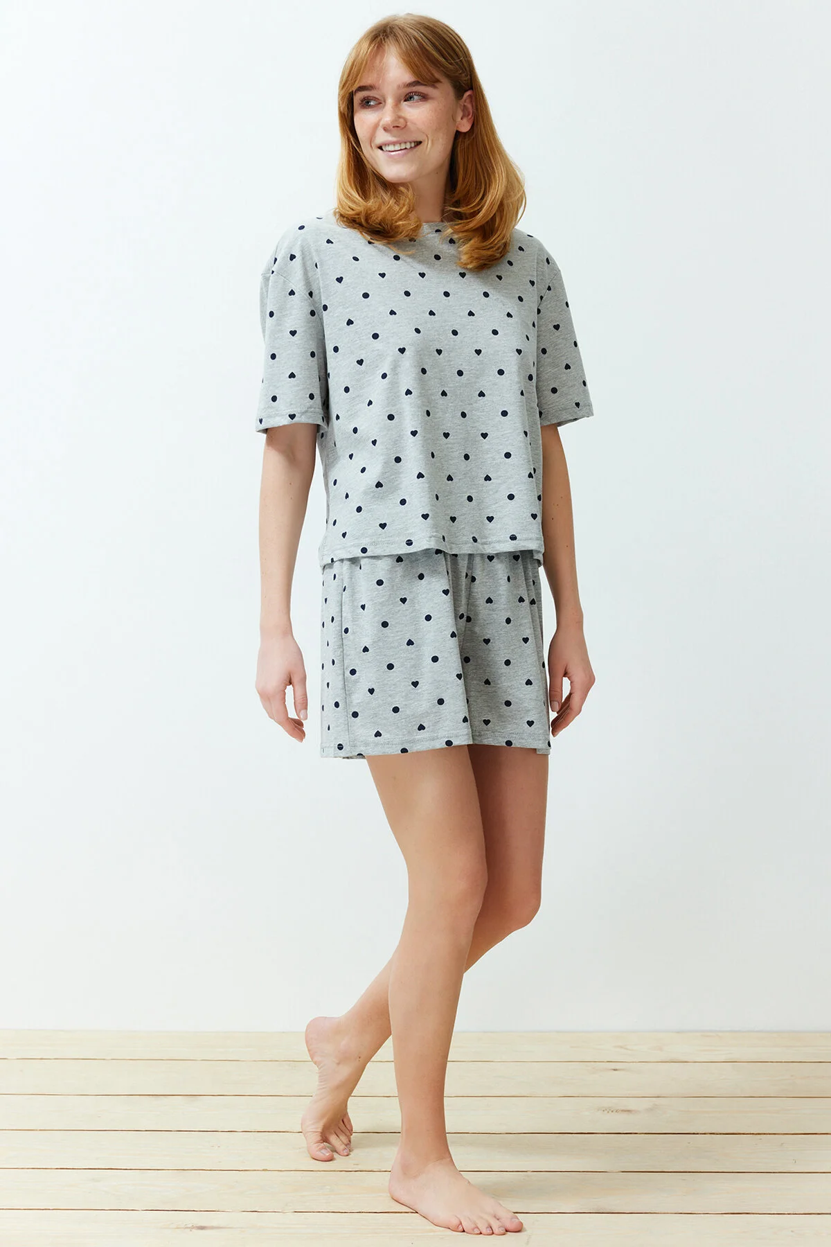 Trendyol Collection  Grau meliert, 100 % Baumwolle, T-Shirt-Shorts-Pyjama-Set mit Herzmuster, THMSS21PT1485