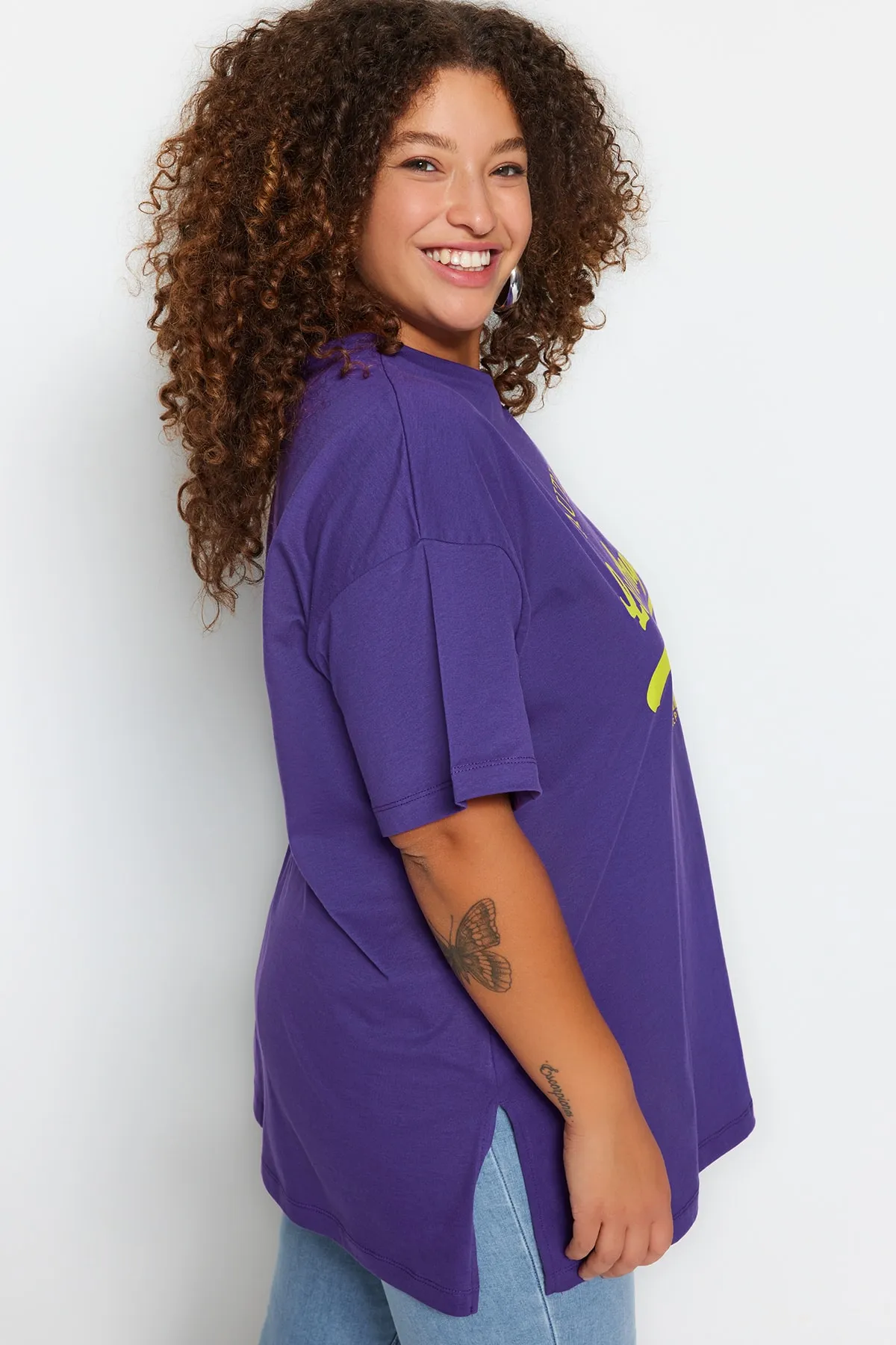 Trendyol Curve  Lilafarbenes, weit geschnittenes, bedrucktes Strick-T-Shirt mit Rundhalsausschnitt TBBSS23AH00131